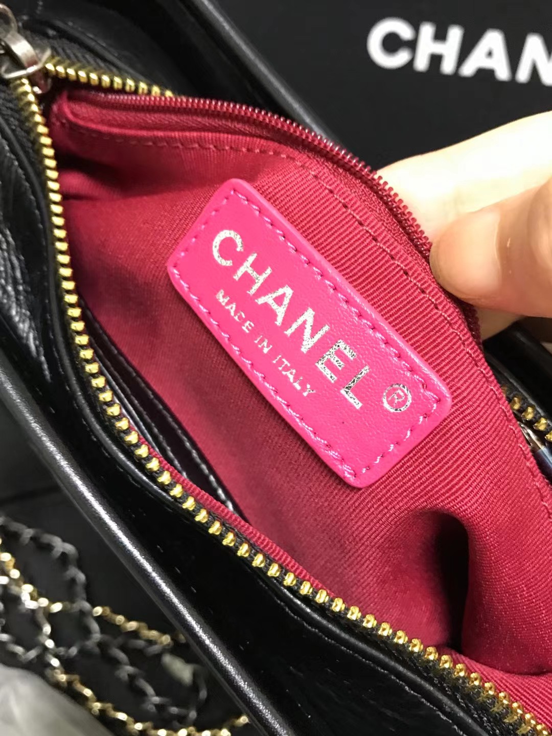 Chanel 升级版流浪包型号:AS91810简介: 质量 之作 华丽与气质的前沿 是你意想不到的尊贵