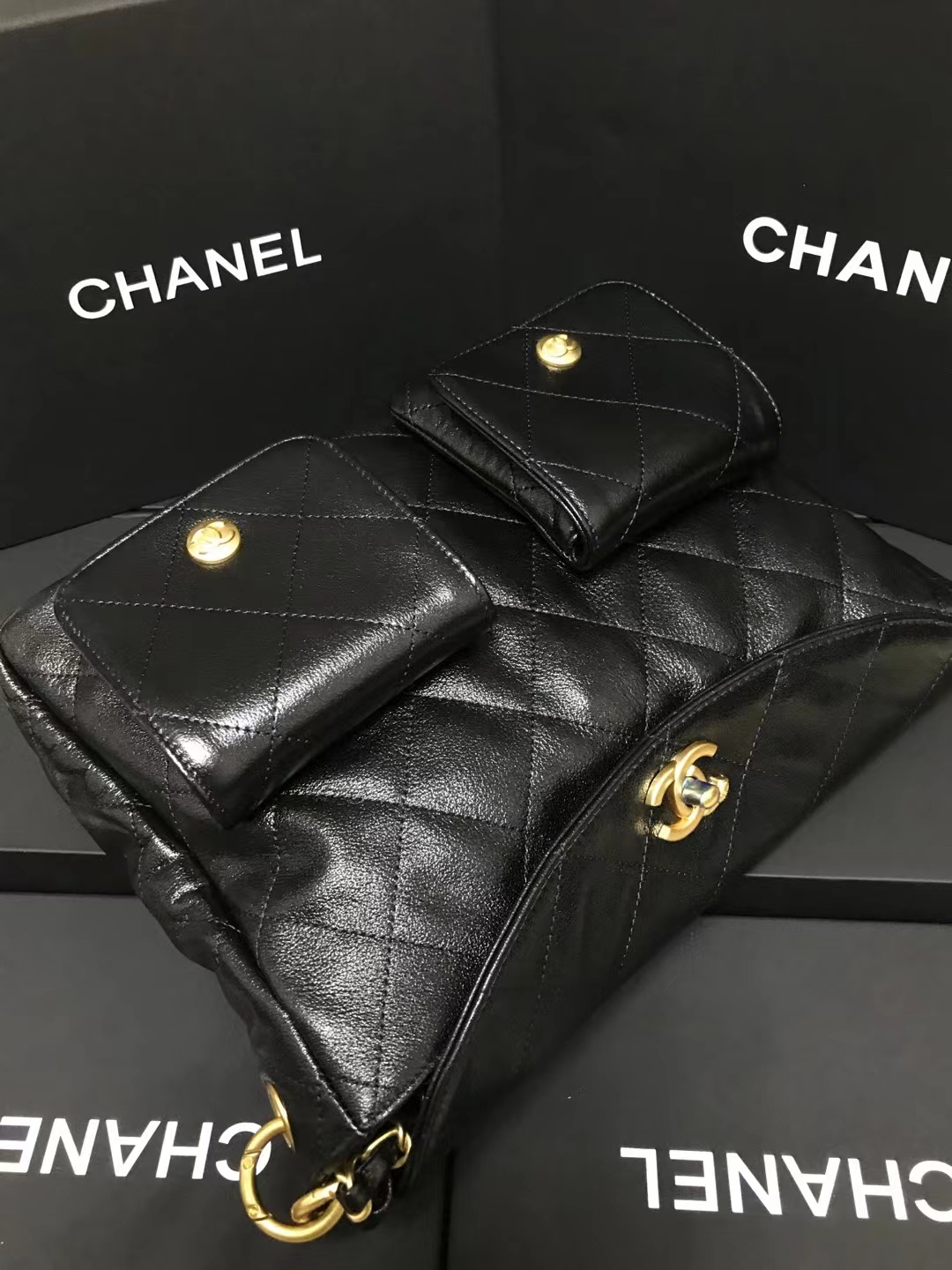 Chanel 升级版邮差型号:AS4668简介: 质量 之作 华丽与气质的前沿 是你意想不到的尊贵