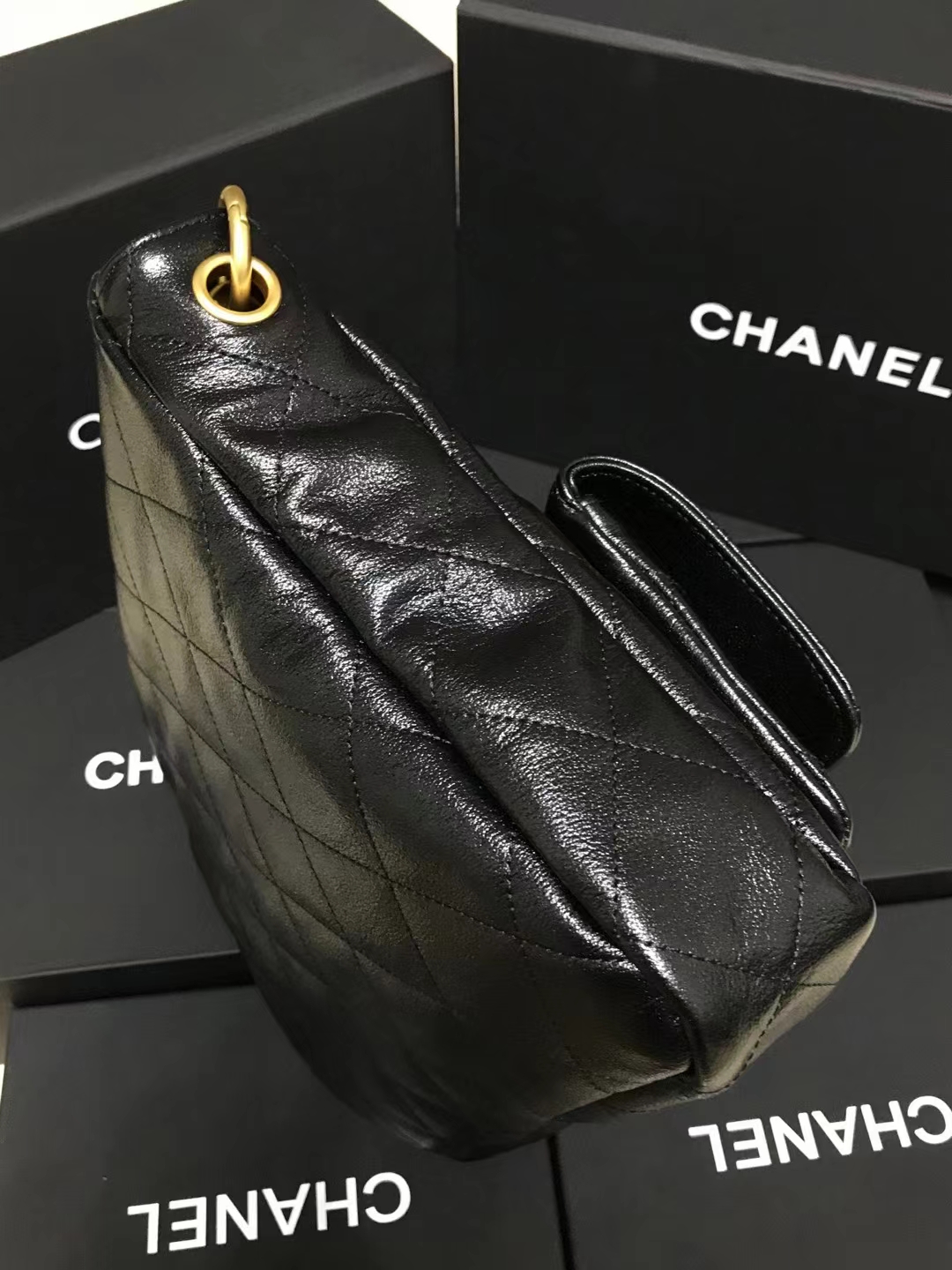 Chanel 升级版邮差型号:AS4668简介: 质量 之作 华丽与气质的前沿 是你意想不到的尊贵