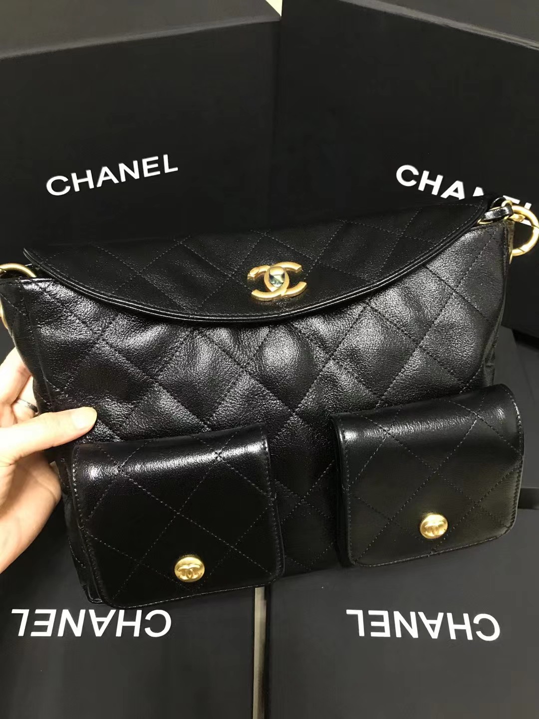 Chanel 升级版邮差型号:AS4668简介: 质量 之作 华丽与气质的前沿 是你意想不到的尊贵