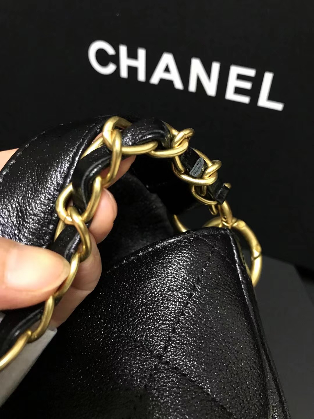 Chanel 升级版邮差型号:AS4668简介: 质量 之作 华丽与气质的前沿 是你意想不到的尊贵