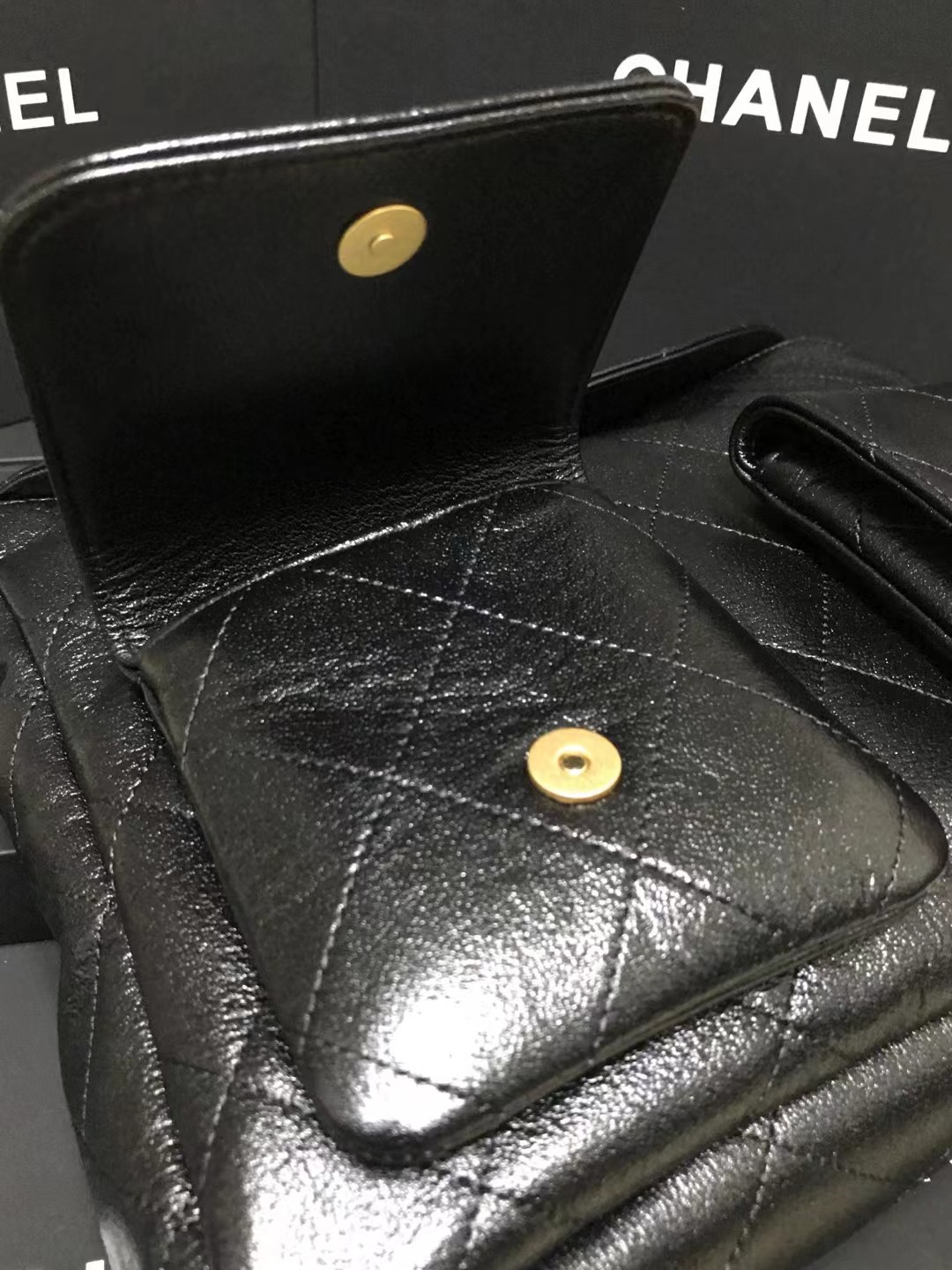 Chanel 升级版邮差型号:AS4668简介: 质量 之作 华丽与气质的前沿 是你意想不到的尊贵