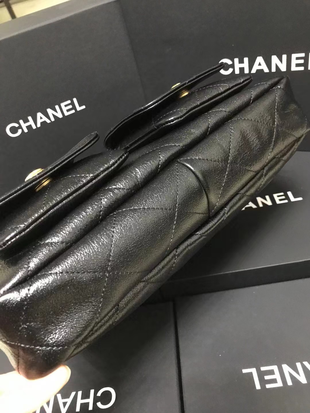 Chanel 升级版邮差型号:AS4668简介: 质量 之作 华丽与气质的前沿 是你意想不到的尊贵