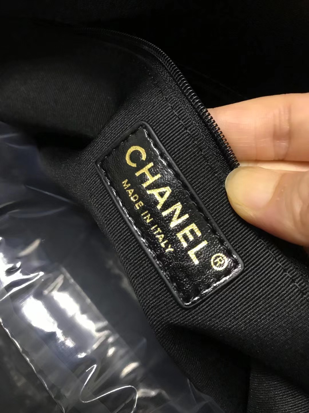Chanel 升级版邮差型号:AS4668简介: 质量 之作 华丽与气质的前沿 是你意想不到的尊贵