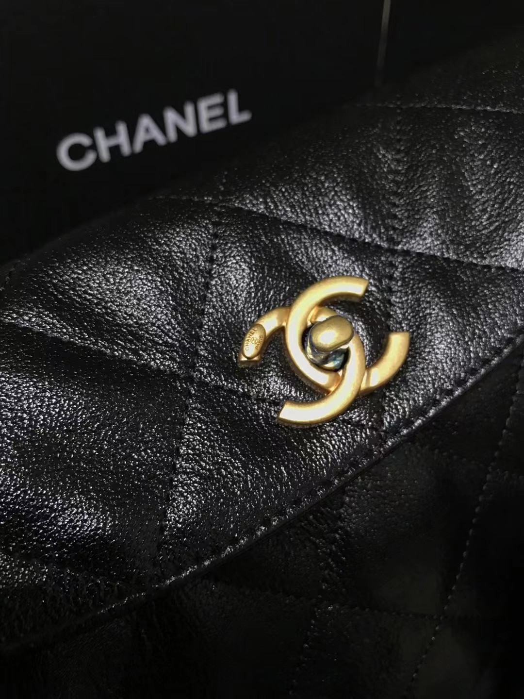 Chanel 升级版邮差型号:AS4668简介: 质量 之作 华丽与气质的前沿 是你意想不到的尊贵