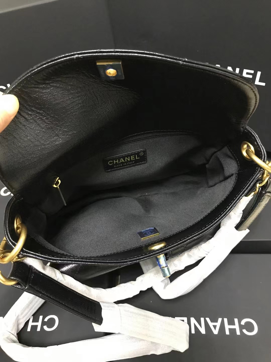 Chanel 升级版邮差腋下包型号:AS4743简介: 质量 之作 华丽与气质的前沿 是你意想不到的尊贵