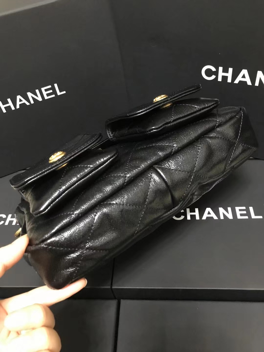 Chanel 升级版邮差腋下包型号:AS4743简介: 质量 之作 华丽与气质的前沿 是你意想不到的尊贵