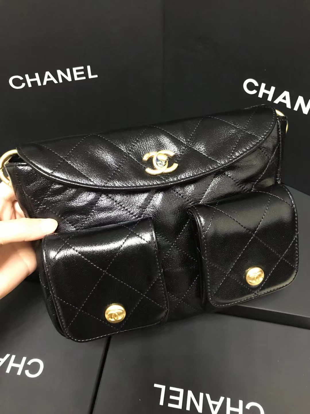 Chanel 升级版邮差腋下包型号:AS4743简介: 质量 之作 华丽与气质的前沿 是你意想不到的尊贵