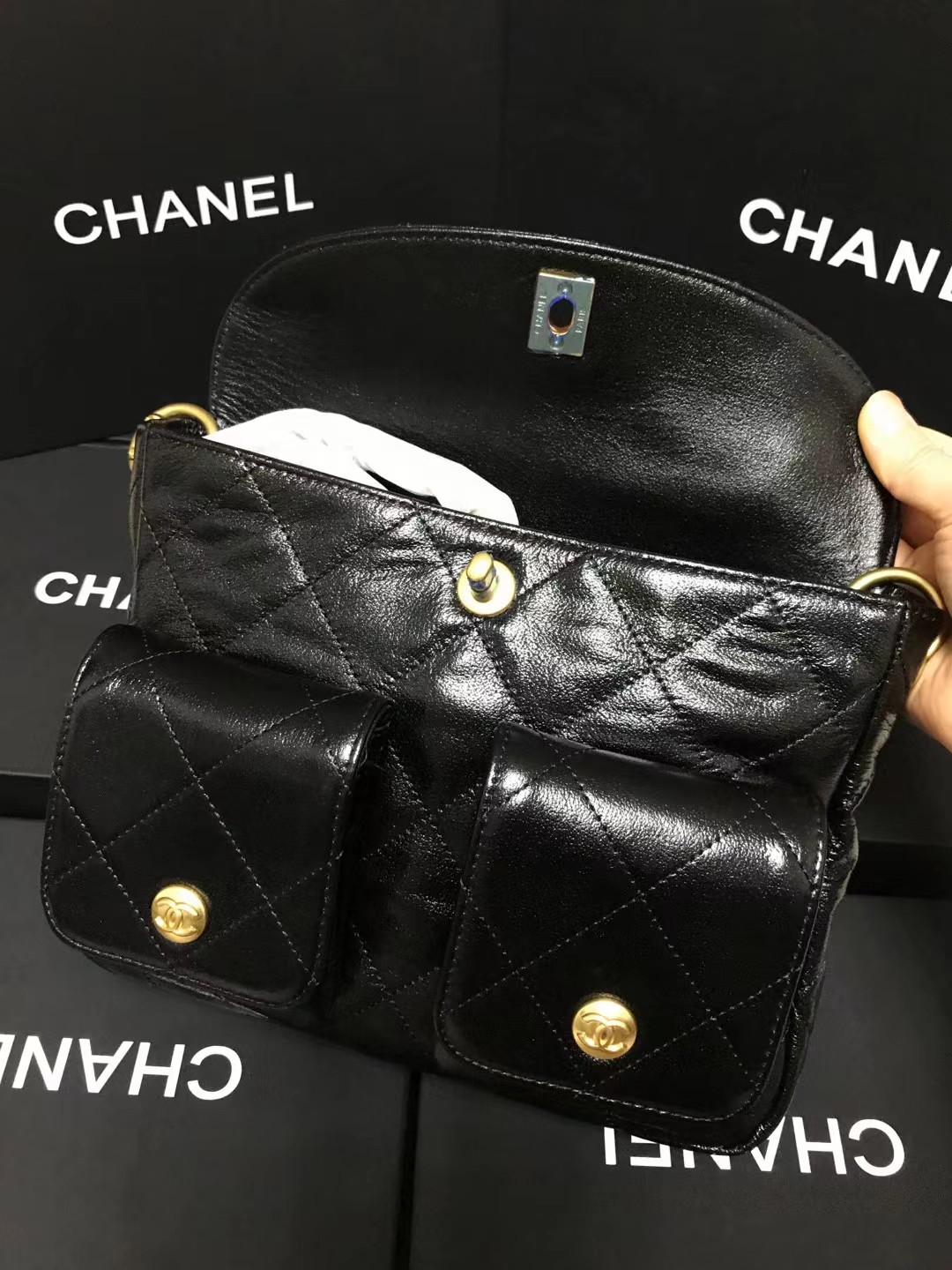 Chanel 升级版邮差腋下包型号:AS4743简介: 质量 之作 华丽与气质的前沿 是你意想不到的尊贵