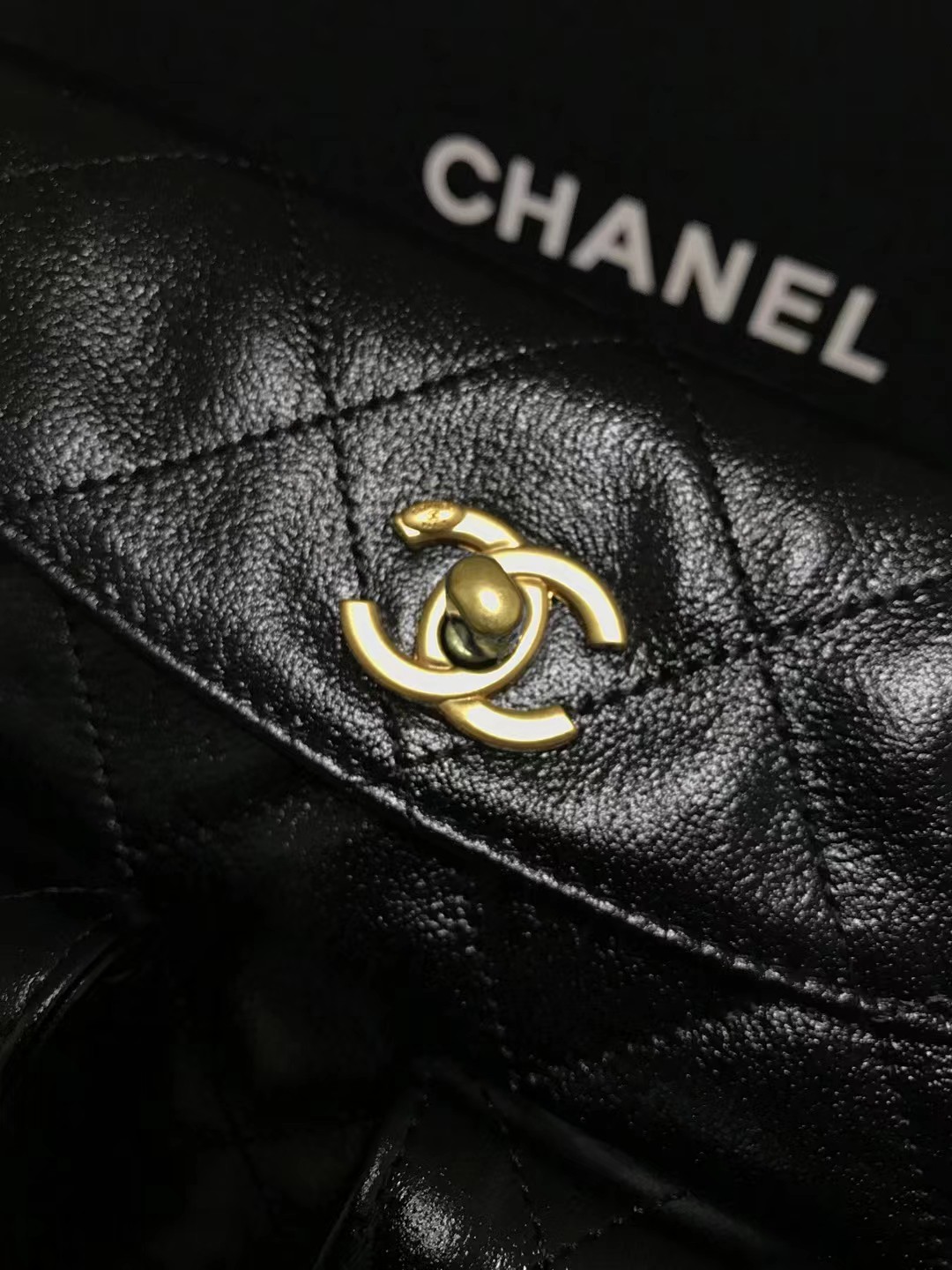 Chanel 升级版邮差腋下包型号:AS4743简介: 质量 之作 华丽与气质的前沿 是你意想不到的尊贵