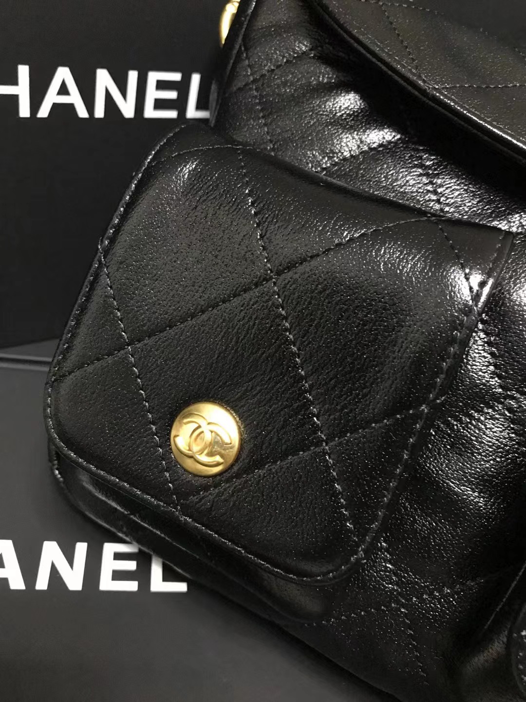 Chanel 升级版邮差腋下包型号:AS4743简介: 质量 之作 华丽与气质的前沿 是你意想不到的尊贵