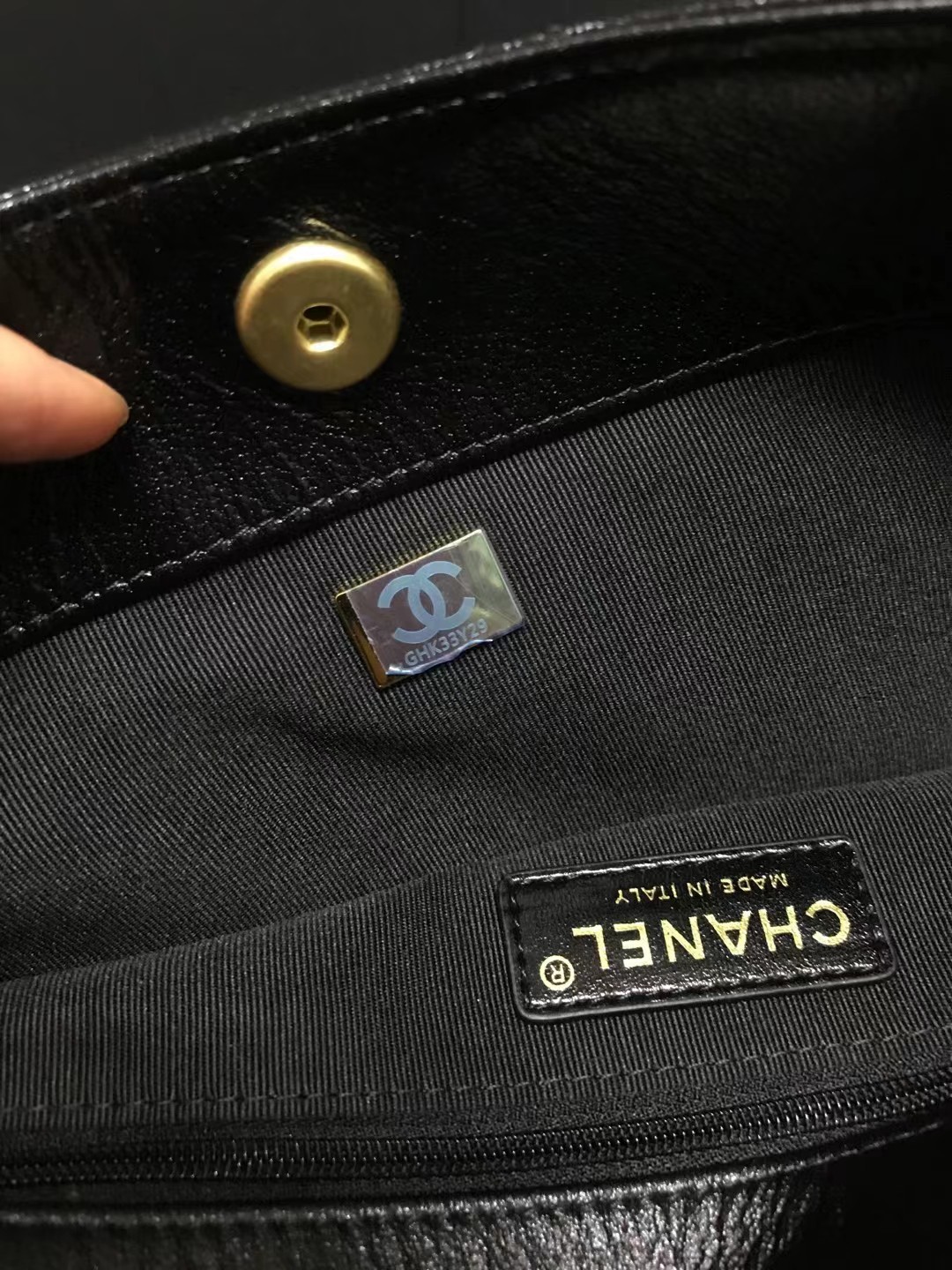 Chanel 升级版邮差腋下包型号:AS4743简介: 质量 之作 华丽与气质的前沿 是你意想不到的尊贵