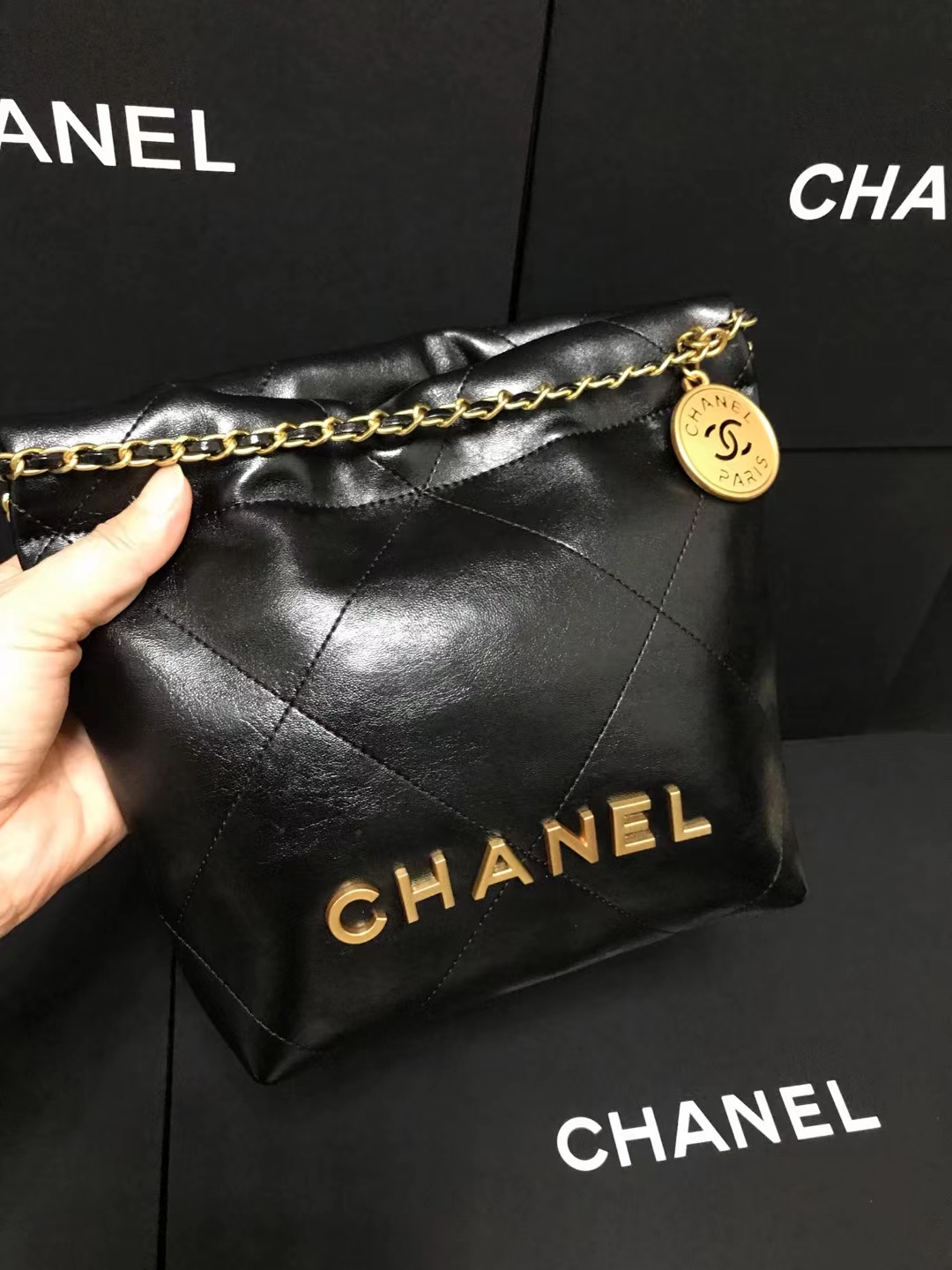 Chanel 升级版迷你小香垃圾袋型号:AS3980简介: 质量 之作 华丽与气质的前沿 是你意想不到的尊贵