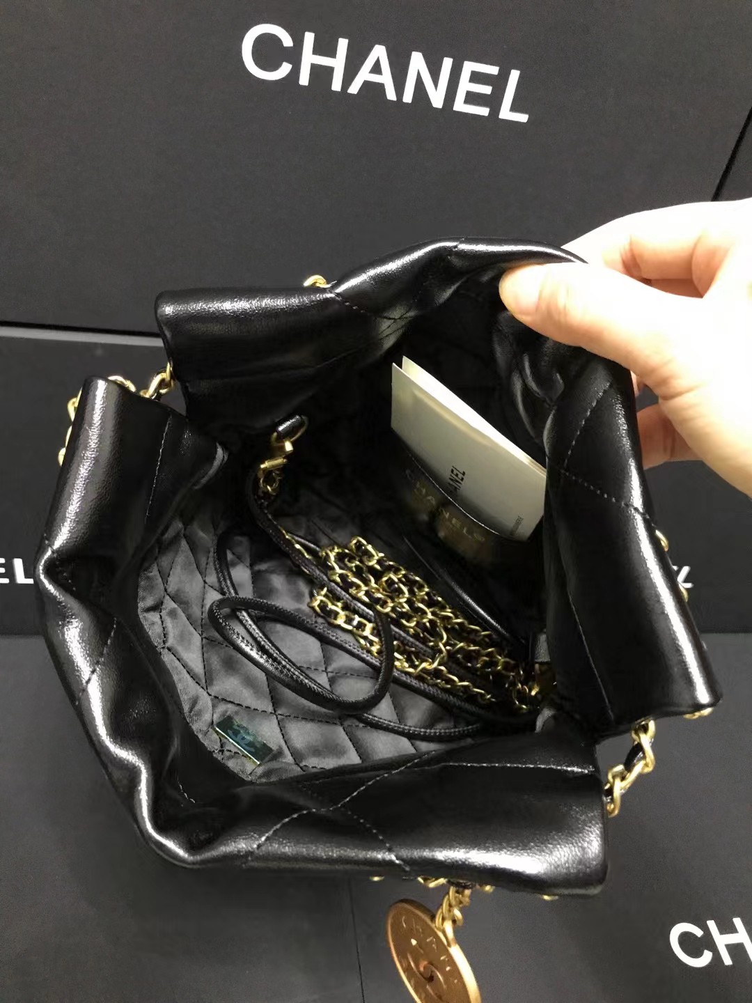 Chanel 升级版迷你小香垃圾袋型号:AS3980简介: 质量 之作 华丽与气质的前沿 是你意想不到的尊贵