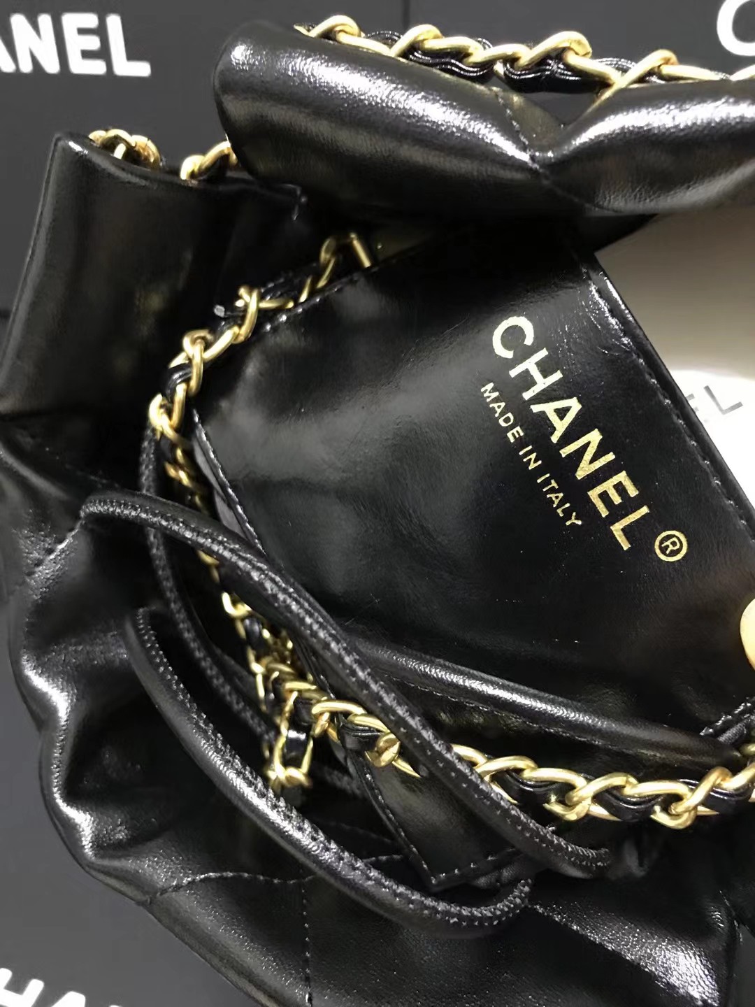 Chanel 升级版迷你小香垃圾袋型号:AS3980简介: 质量 之作 华丽与气质的前沿 是你意想不到的尊贵