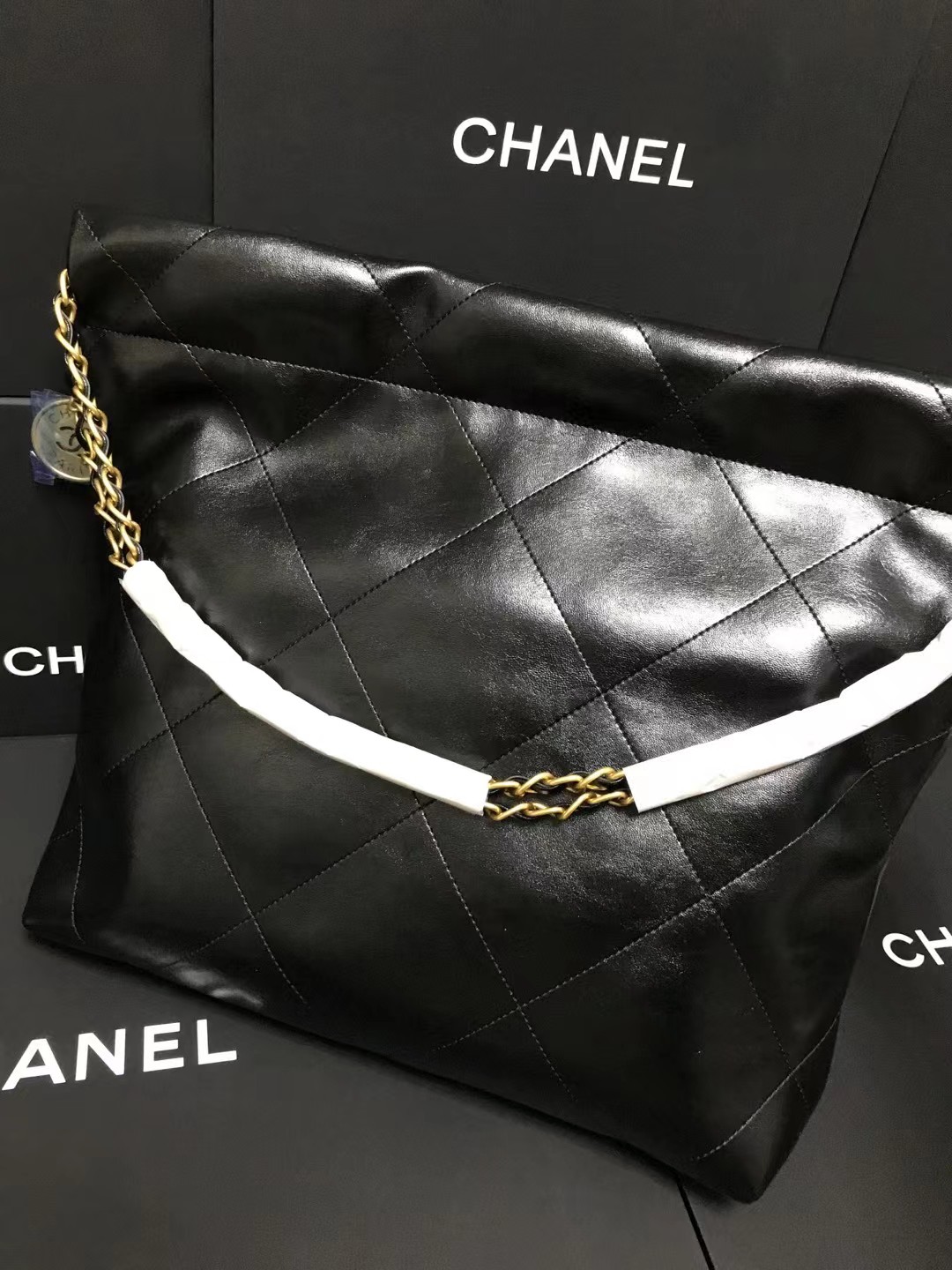 Chanel 小号升级版垃圾袋品牌型号:AS3260简介: 质量 之作 华丽与气质的前沿 是你意想不到的尊贵