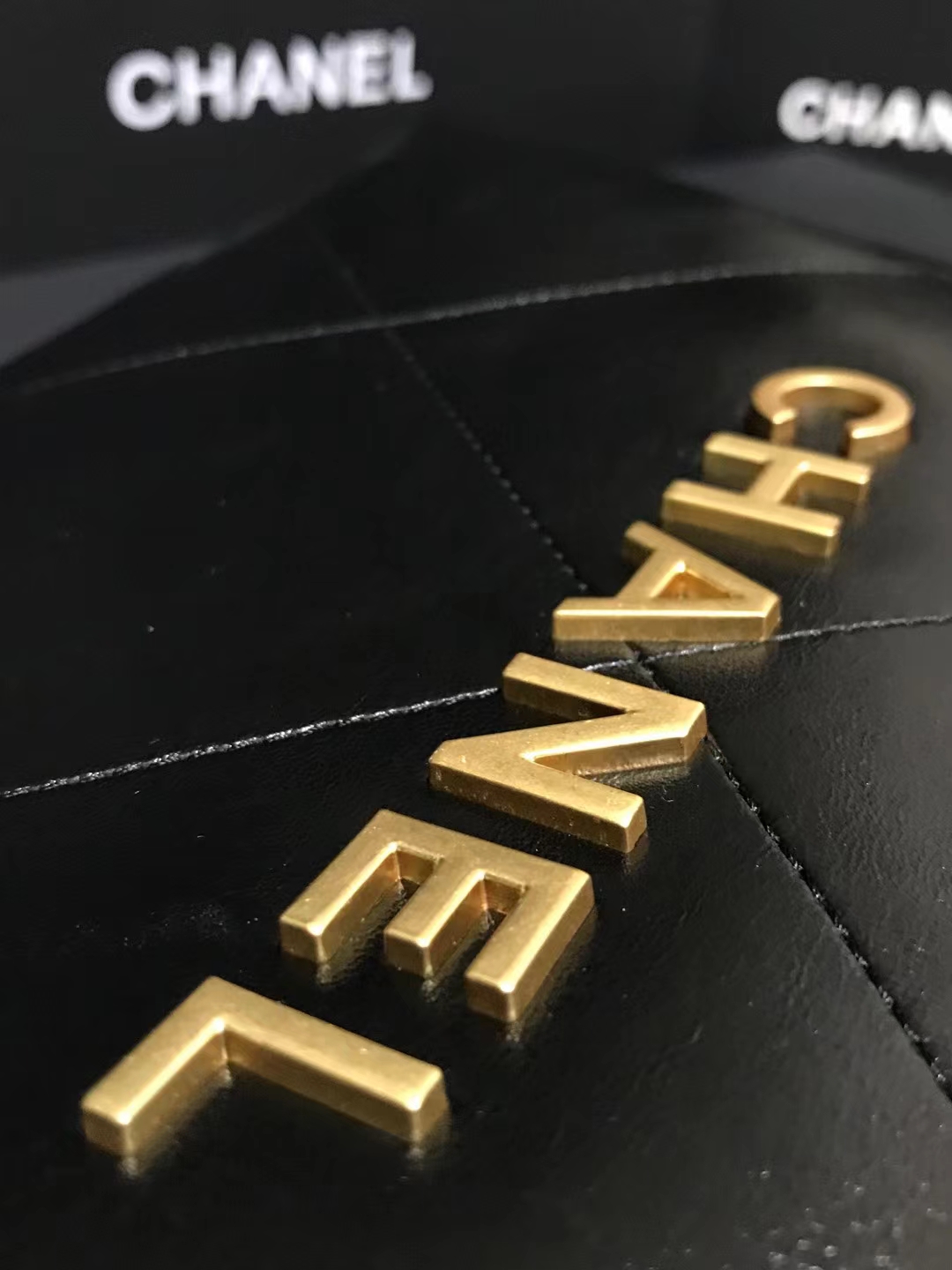 Chanel 小号升级版垃圾袋品牌型号:AS3260简介: 质量 之作 华丽与气质的前沿 是你意想不到的尊贵