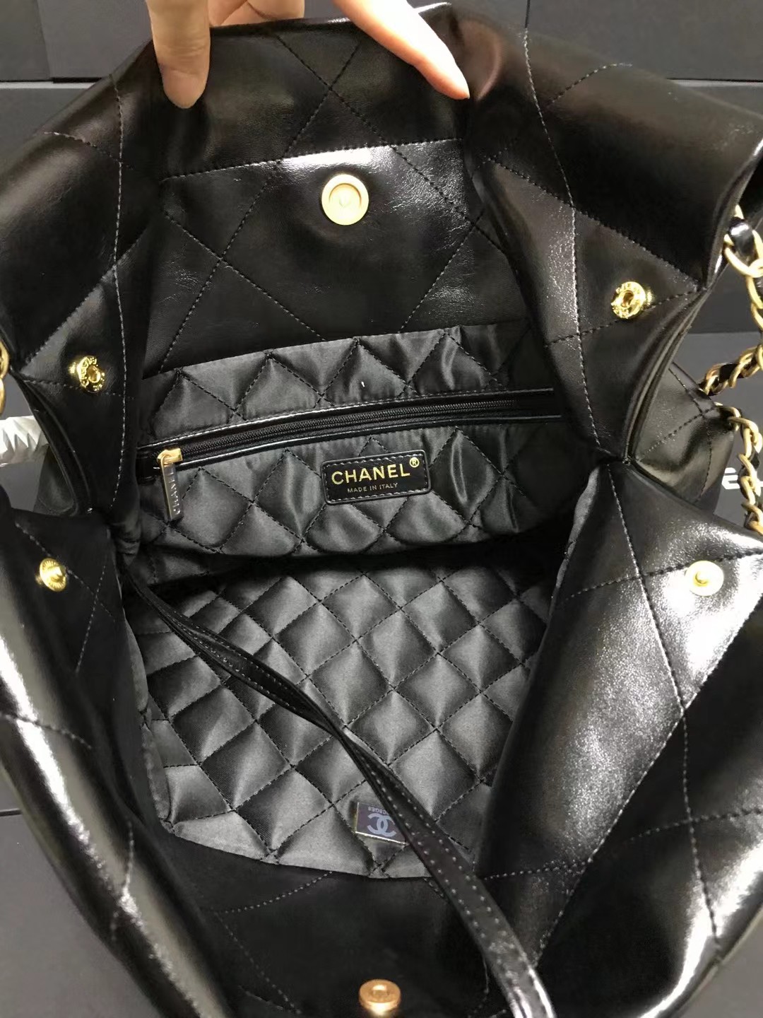 Chanel 小号升级版垃圾袋品牌型号:AS3260简介: 质量 之作 华丽与气质的前沿 是你意想不到的尊贵