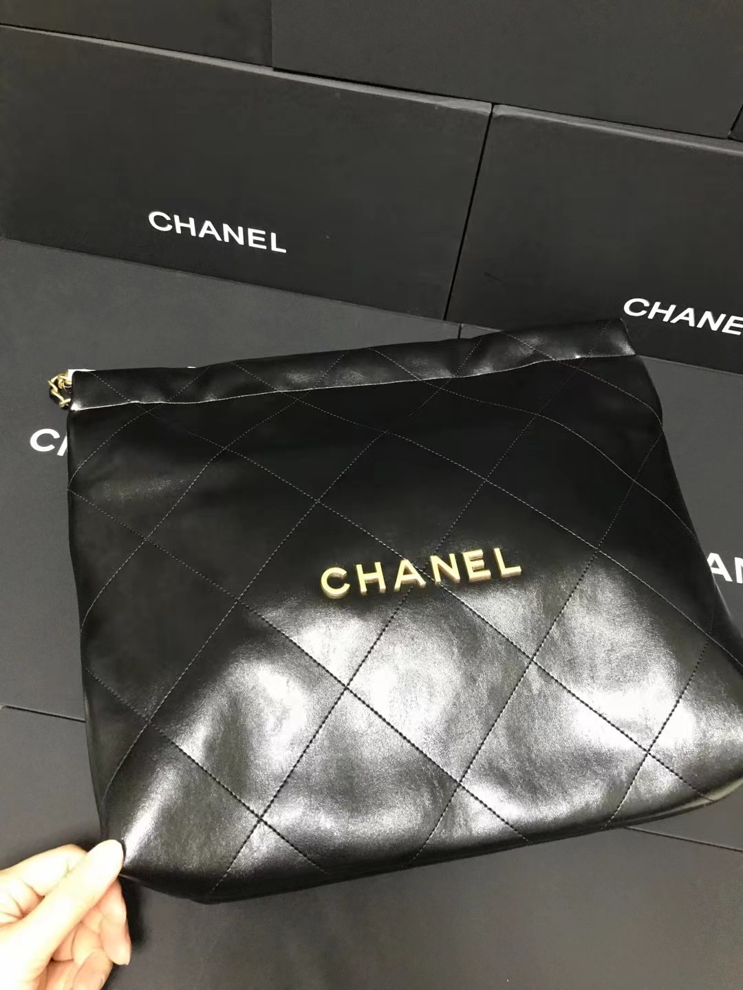 Chanel 大号升级版垃圾袋型号:AS3261简介: 质量 之作 华丽与气质的前沿 是你意想不到的尊贵