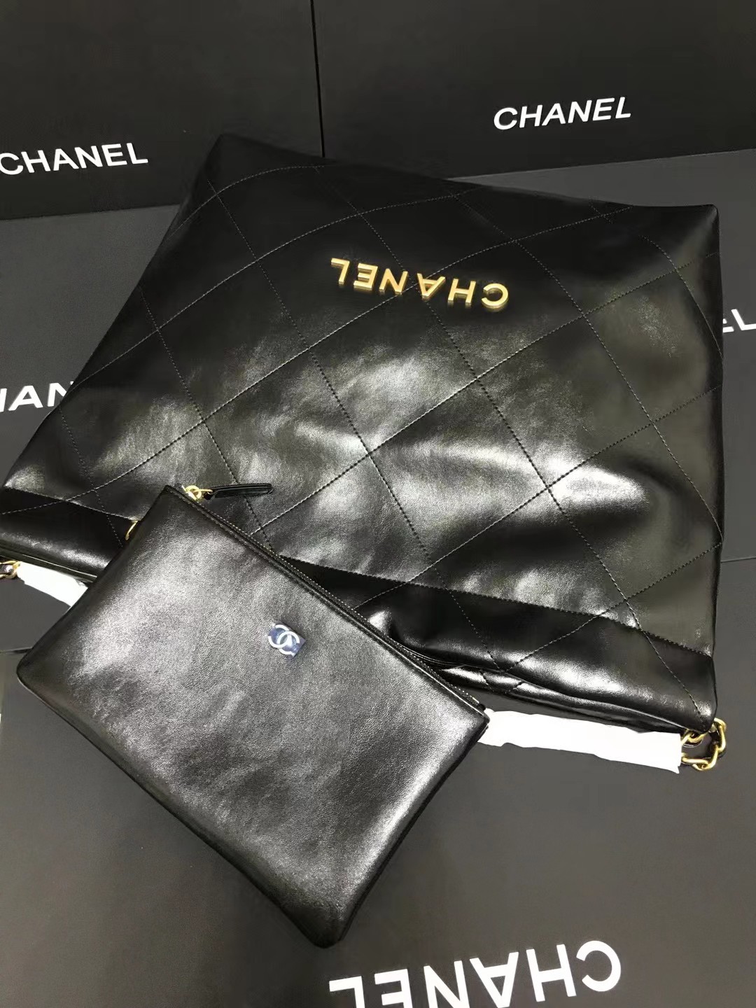 Chanel 大号升级版垃圾袋型号:AS3261简介: 质量 之作 华丽与气质的前沿 是你意想不到的尊贵