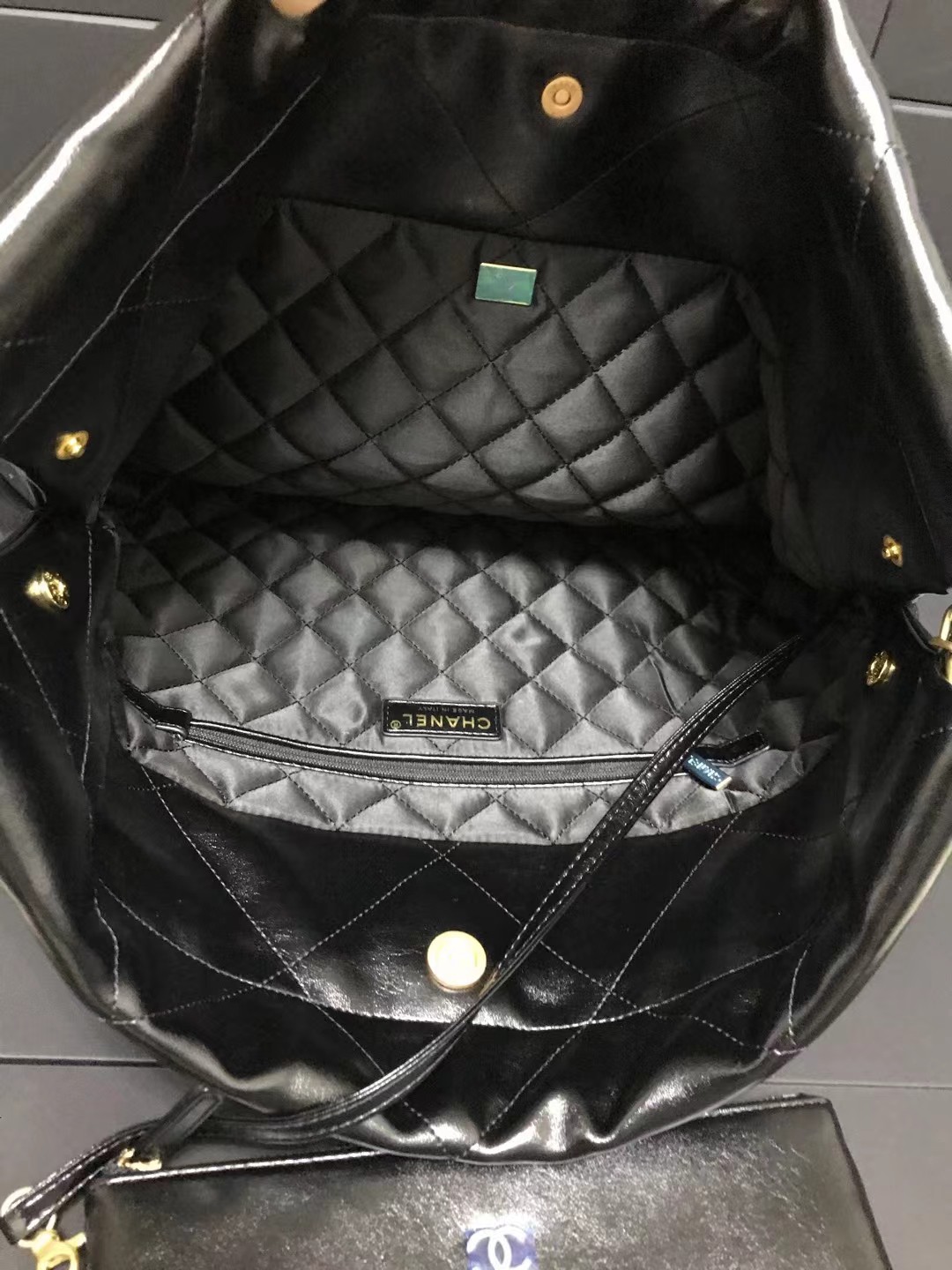 Chanel 大号升级版垃圾袋型号:AS3261简介: 质量 之作 华丽与气质的前沿 是你意想不到的尊贵