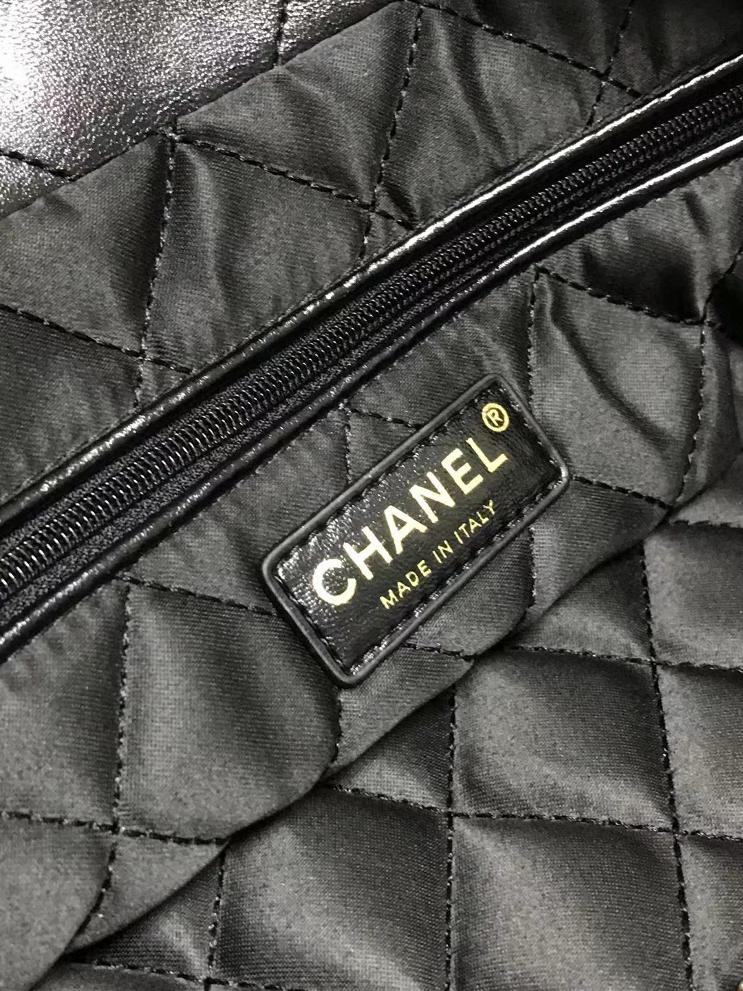 Chanel 大号升级版垃圾袋型号:AS3261简介: 质量 之作 华丽与气质的前沿 是你意想不到的尊贵