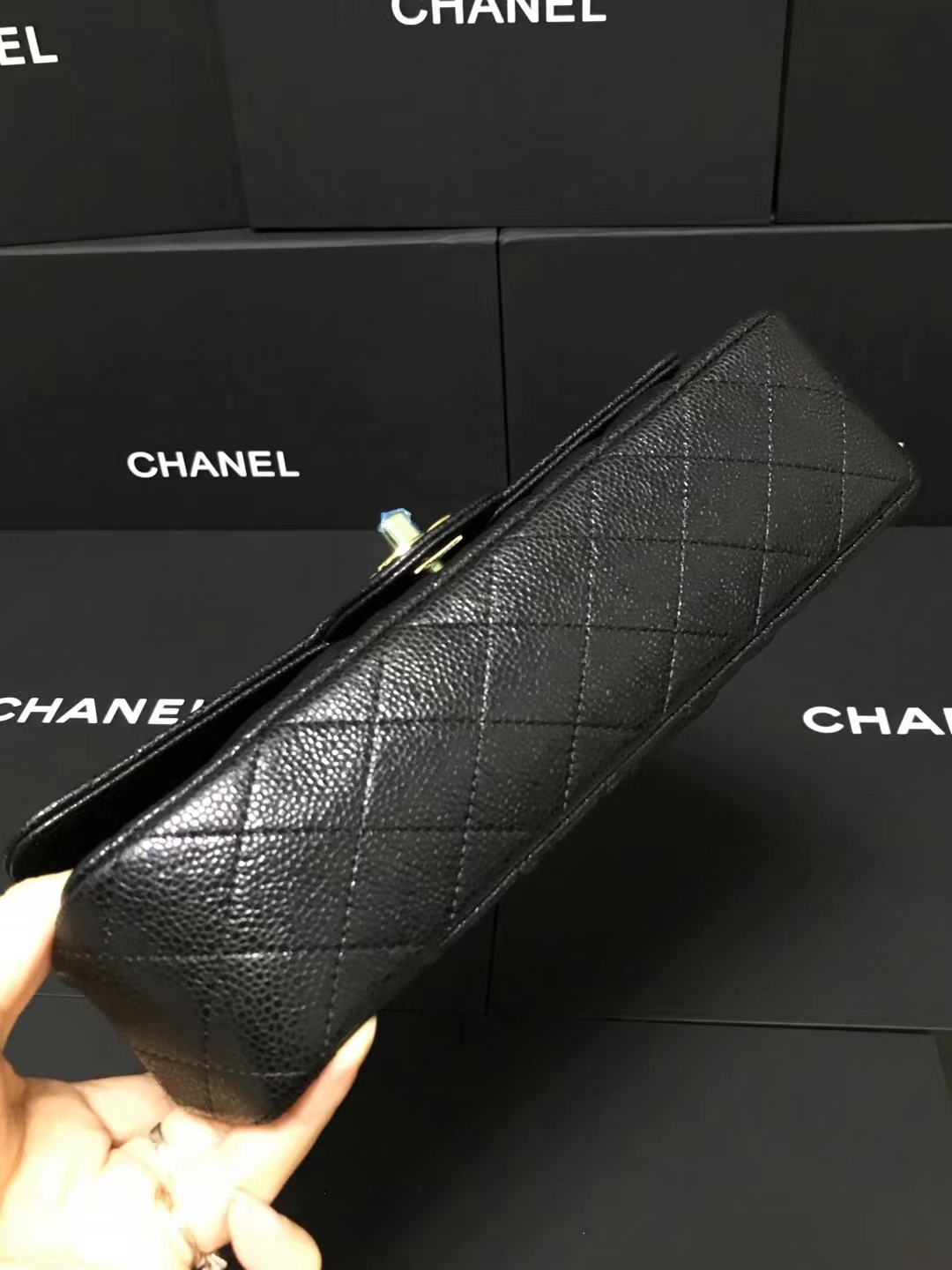 Chanel 升级版CF型号:AS1112简介: 质量 之作 华丽与气质的前沿 是你意想不到的尊贵