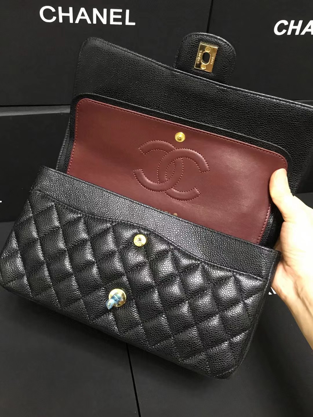 Chanel 升级版CF型号:AS1112简介: 质量 之作 华丽与气质的前沿 是你意想不到的尊贵