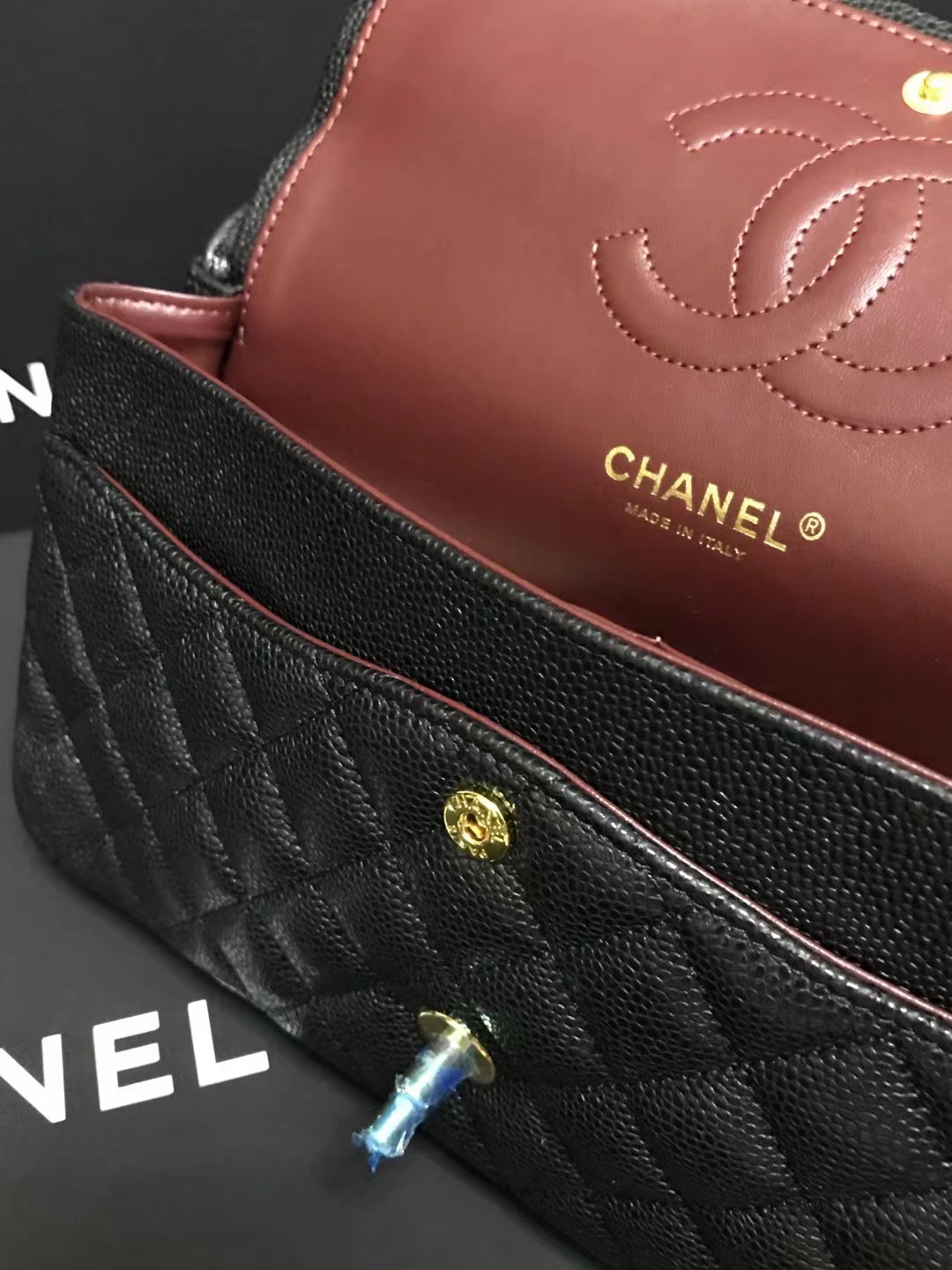 Chanel 升级版CF型号:AS1112简介: 质量 之作 华丽与气质的前沿 是你意想不到的尊贵