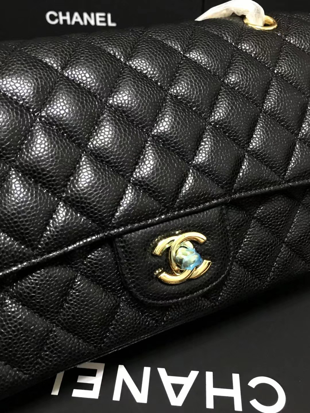 Chanel 升级版CF型号:AS1112简介: 质量 之作 华丽与气质的前沿 是你意想不到的尊贵