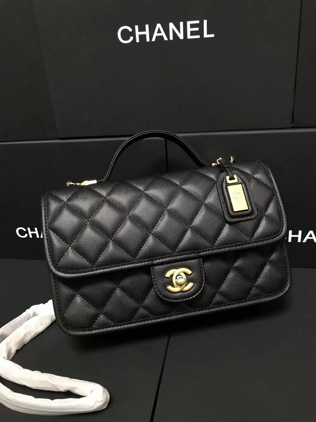 Chanel 升级版型号:AS3653简介: 质量 之作 华丽与气质的前沿 是你意想不到的尊贵