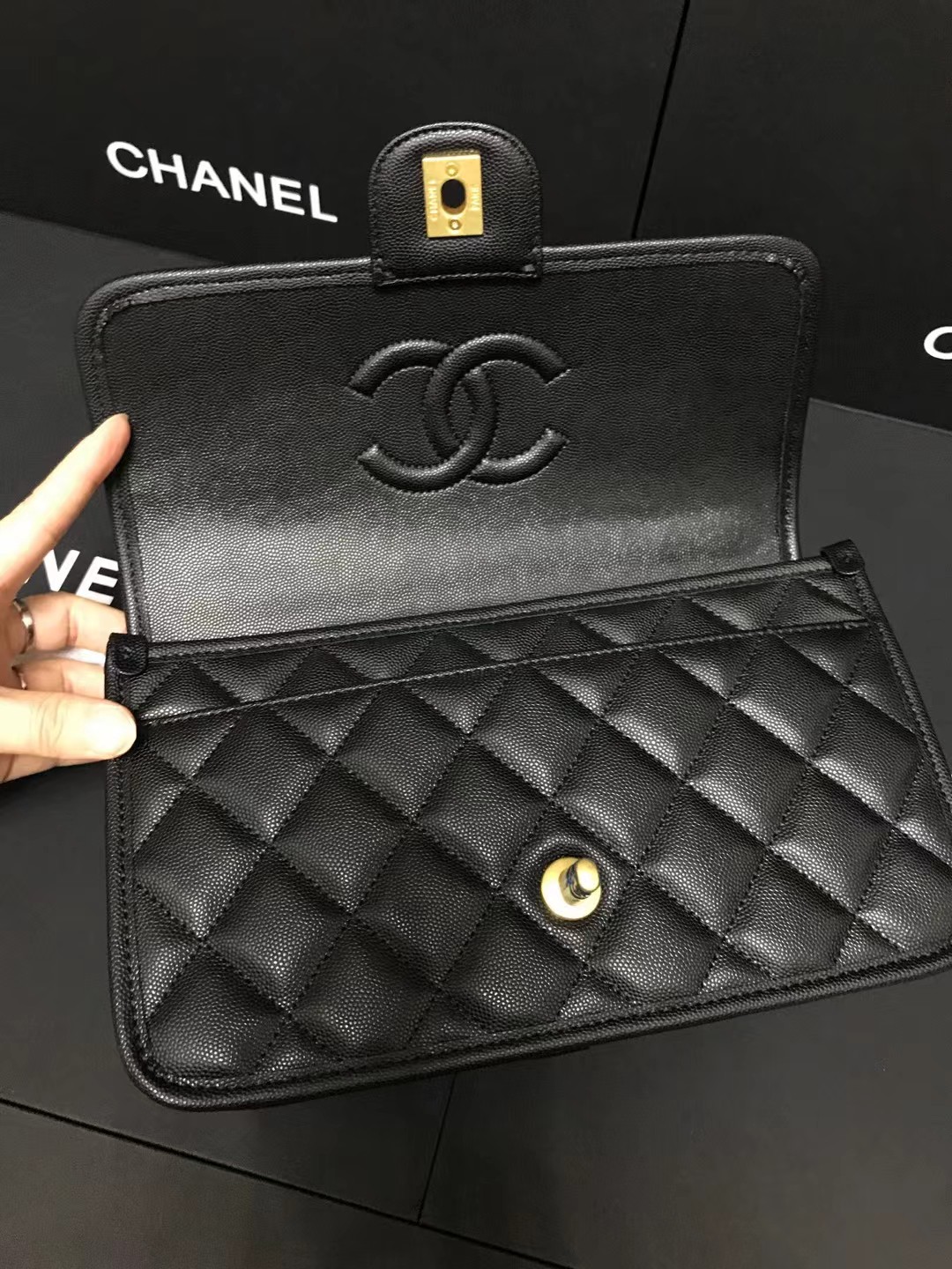 Chanel 升级版型号:AS3653简介: 质量 之作 华丽与气质的前沿 是你意想不到的尊贵