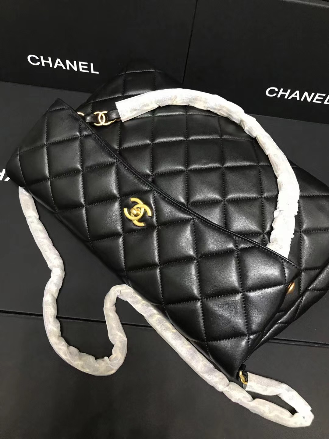 Chanel 升级版型号:AS4736简介: 质量 之作 华丽与气质的前沿 是你意想不到的尊贵