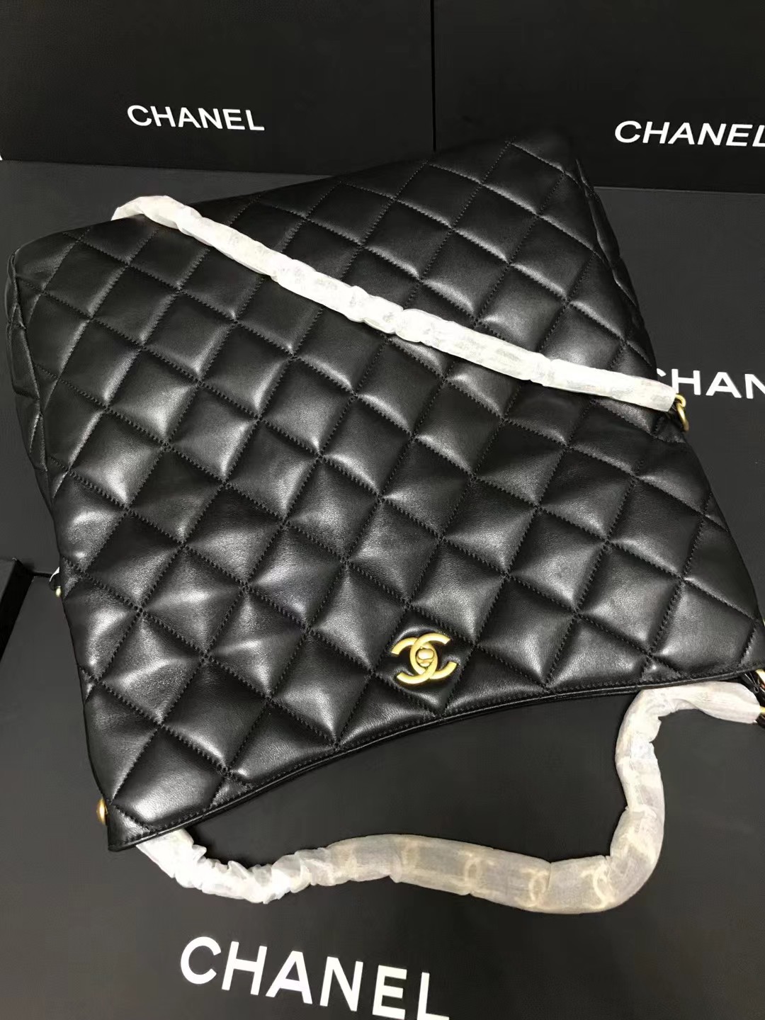 Chanel 升级版型号:AS4736简介: 质量 之作 华丽与气质的前沿 是你意想不到的尊贵