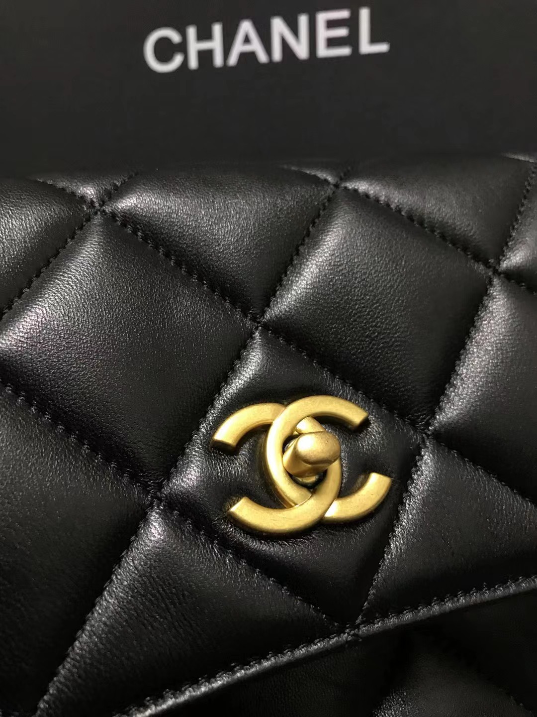 Chanel 升级版型号:AS4736简介: 质量 之作 华丽与气质的前沿 是你意想不到的尊贵
