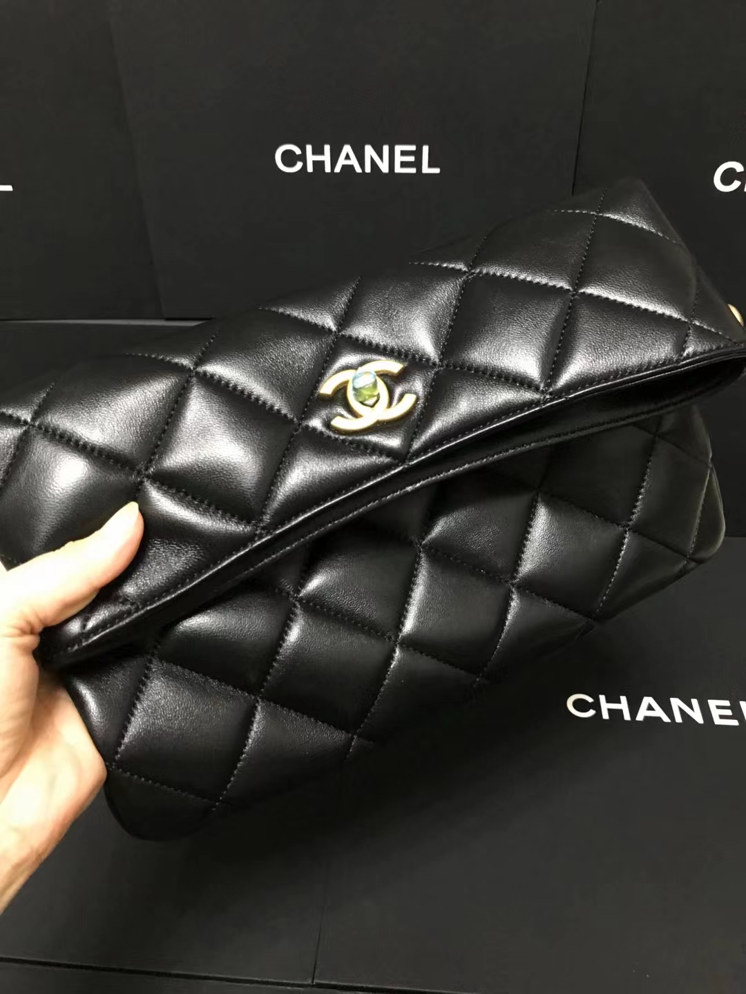 Chanel 升级版型号:AS4754简介: 质量 之作 华丽与气质的前沿 是你意想不到的尊贵
