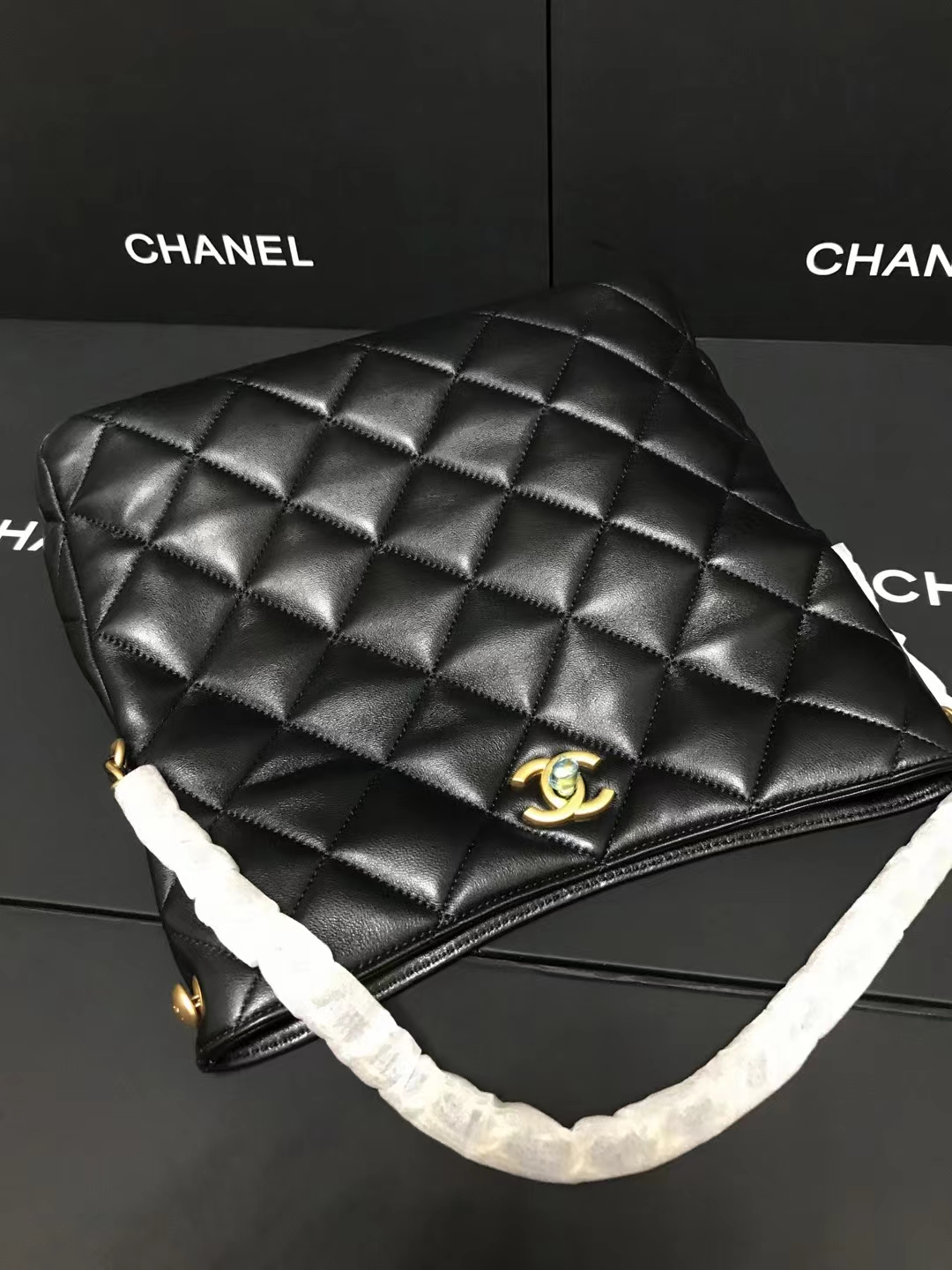 Chanel 升级版型号:AS4754简介: 质量 之作 华丽与气质的前沿 是你意想不到的尊贵