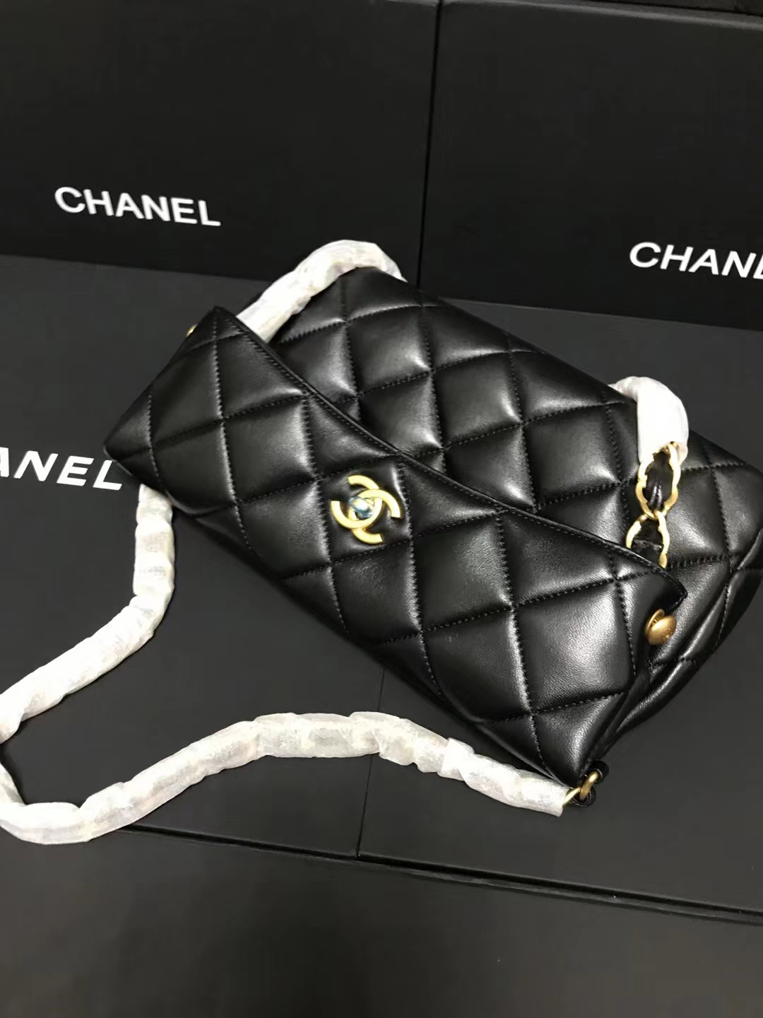 Chanel 升级版型号:AS4754简介: 质量 之作 华丽与气质的前沿 是你意想不到的尊贵