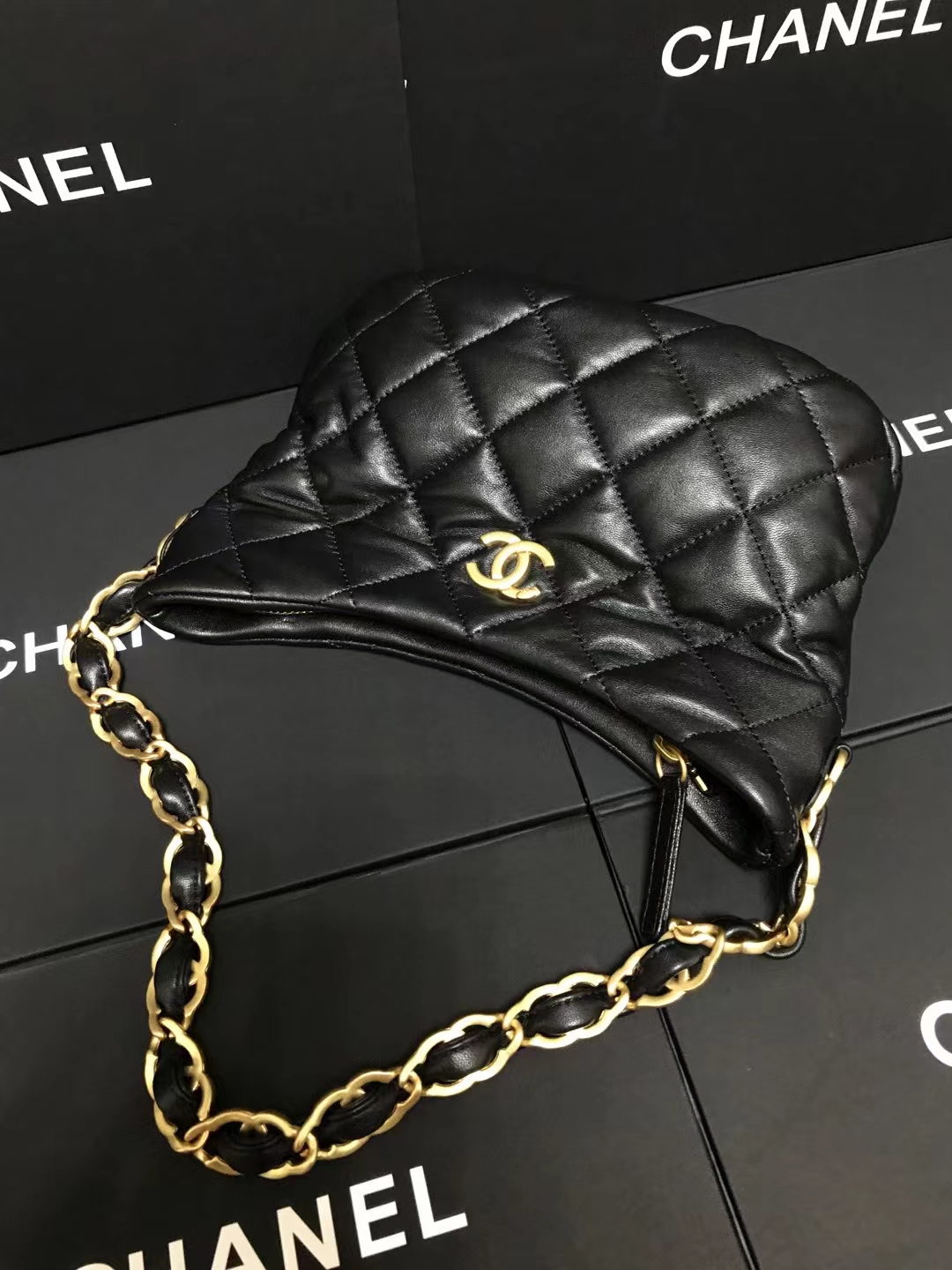 Chanel 型号:3562 简介:普通质量 之作 华丽与气质的前沿 是你意想不到的尊贵 皮种: 进口牛皮
