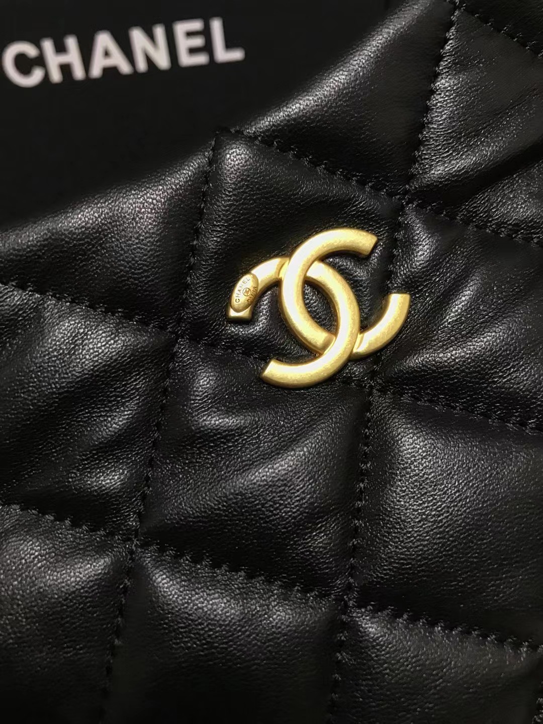 Chanel 型号:3562 简介:普通质量 之作 华丽与气质的前沿 是你意想不到的尊贵 皮种: 进口牛皮