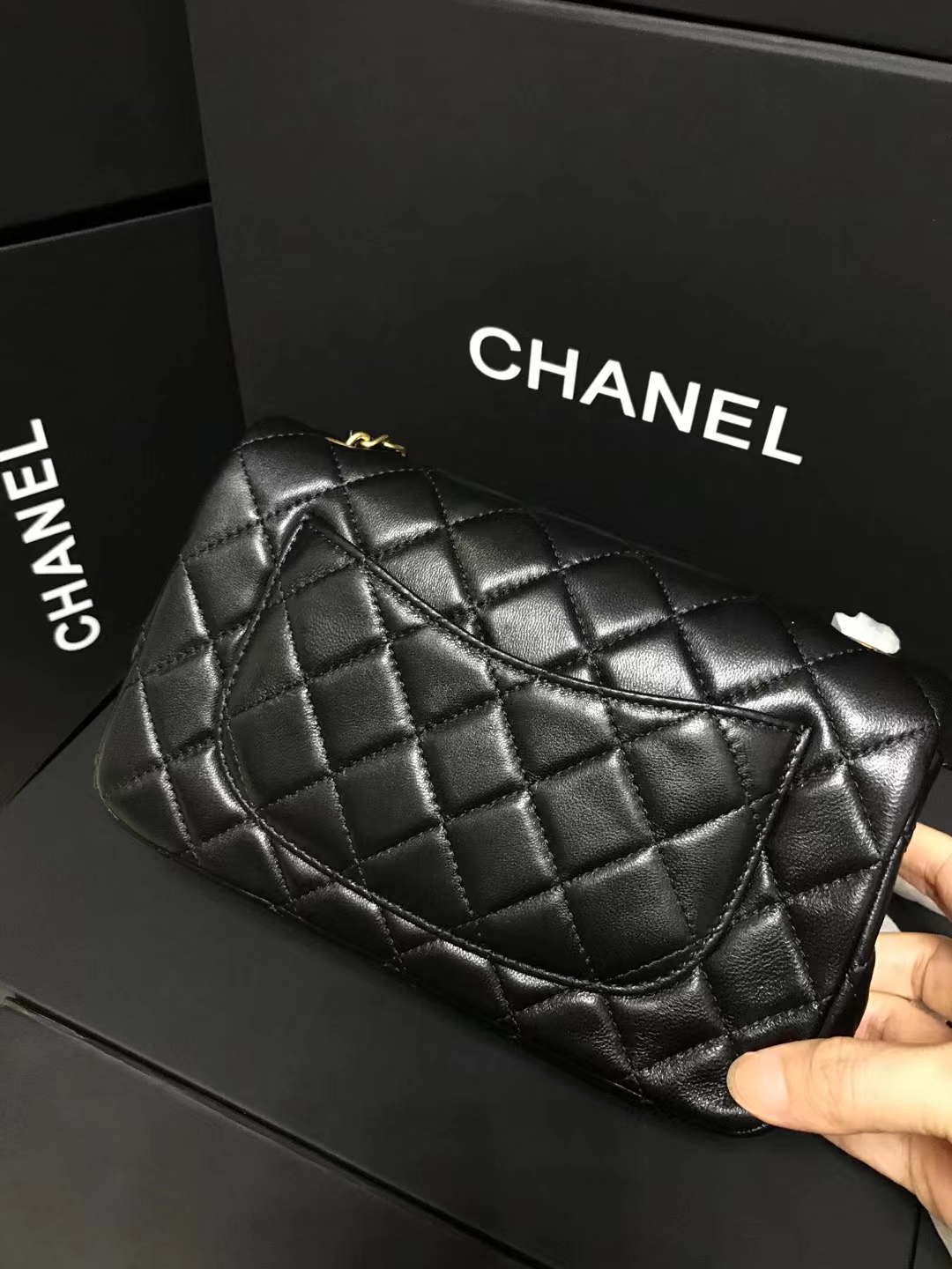 Chanel 升级版cf方胖子型号:AS1787简介: 质量 之作 华丽与气质的前沿 是你意想不到的尊贵