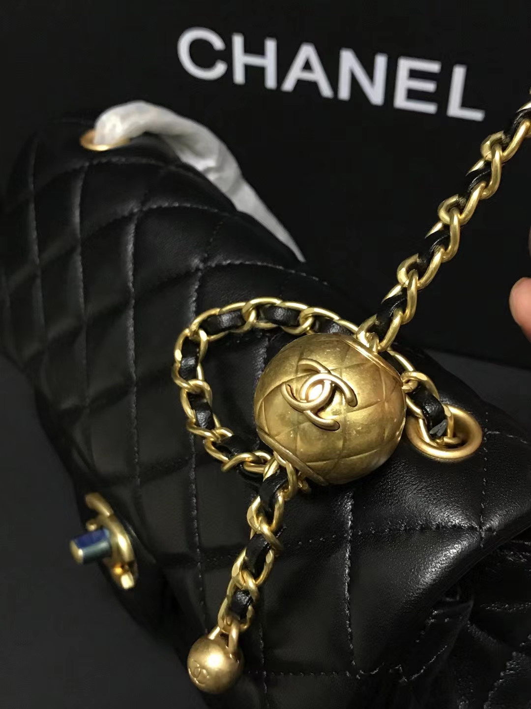 Chanel 升级版cf方胖子型号:AS1787简介: 质量 之作 华丽与气质的前沿 是你意想不到的尊贵