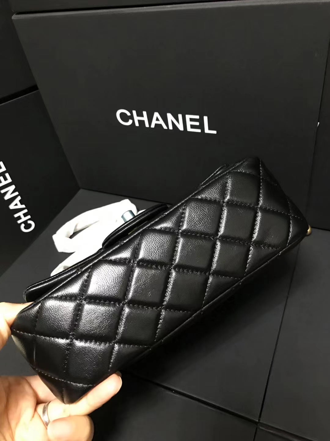 Chanel 升级版cf方胖子型号:AS1787简介: 质量 之作 华丽与气质的前沿 是你意想不到的尊贵
