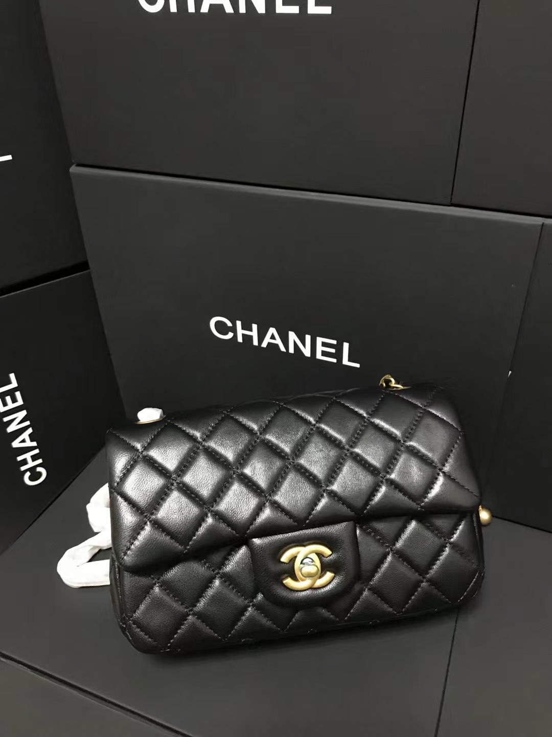 Chanel 升级版cf方胖子型号:AS1787简介: 质量 之作 华丽与气质的前沿 是你意想不到的尊贵