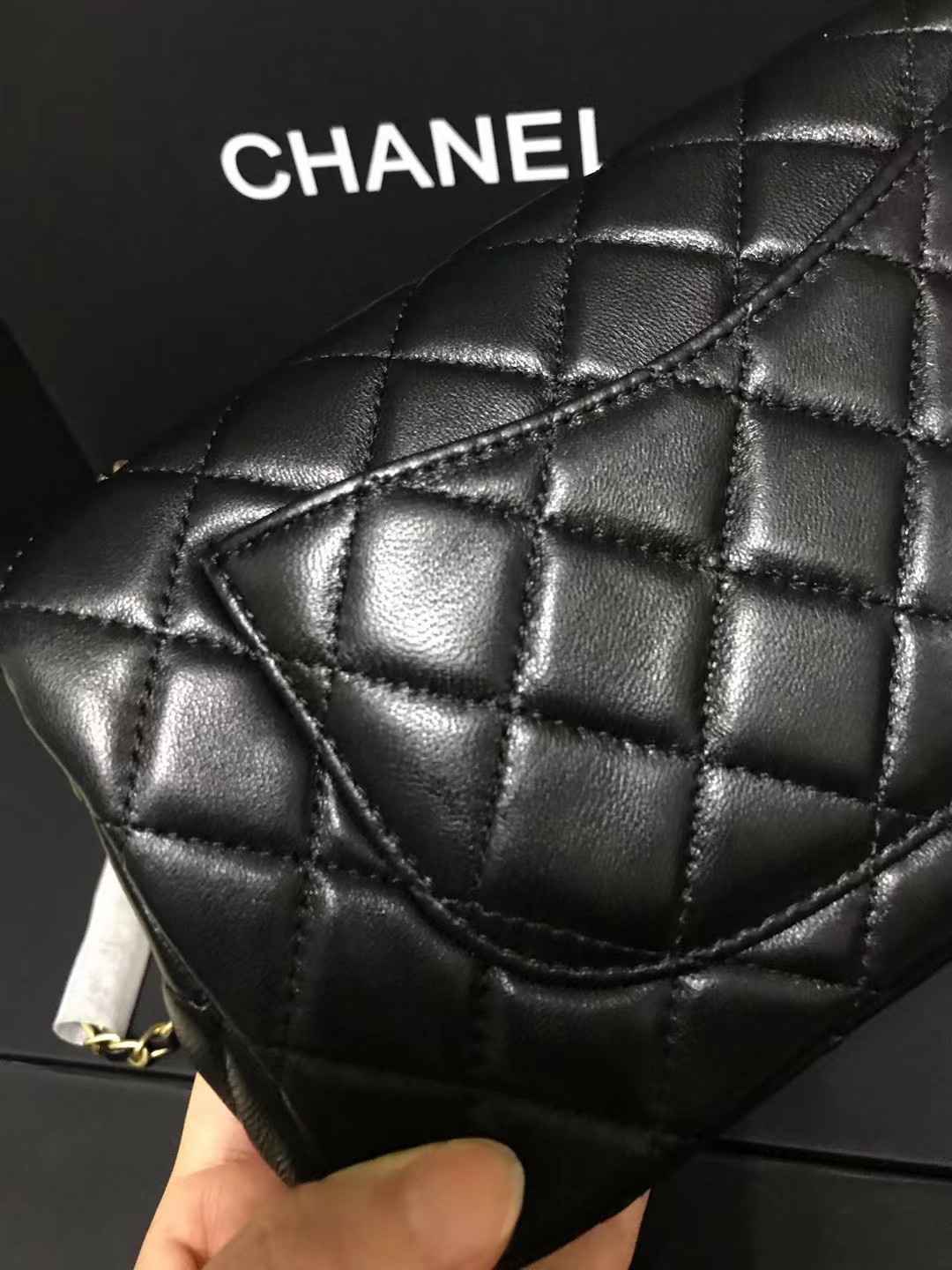 Chanel 升级版cf方胖子型号:AS1787简介: 质量 之作 华丽与气质的前沿 是你意想不到的尊贵