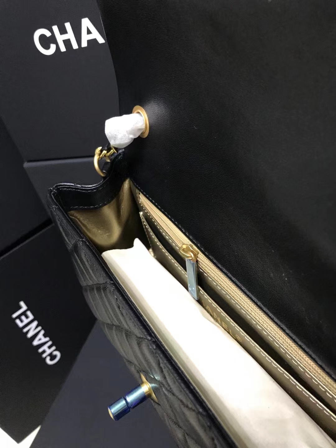 Chanel 升级版cf方胖子型号:AS1787简介: 质量 之作 华丽与气质的前沿 是你意想不到的尊贵