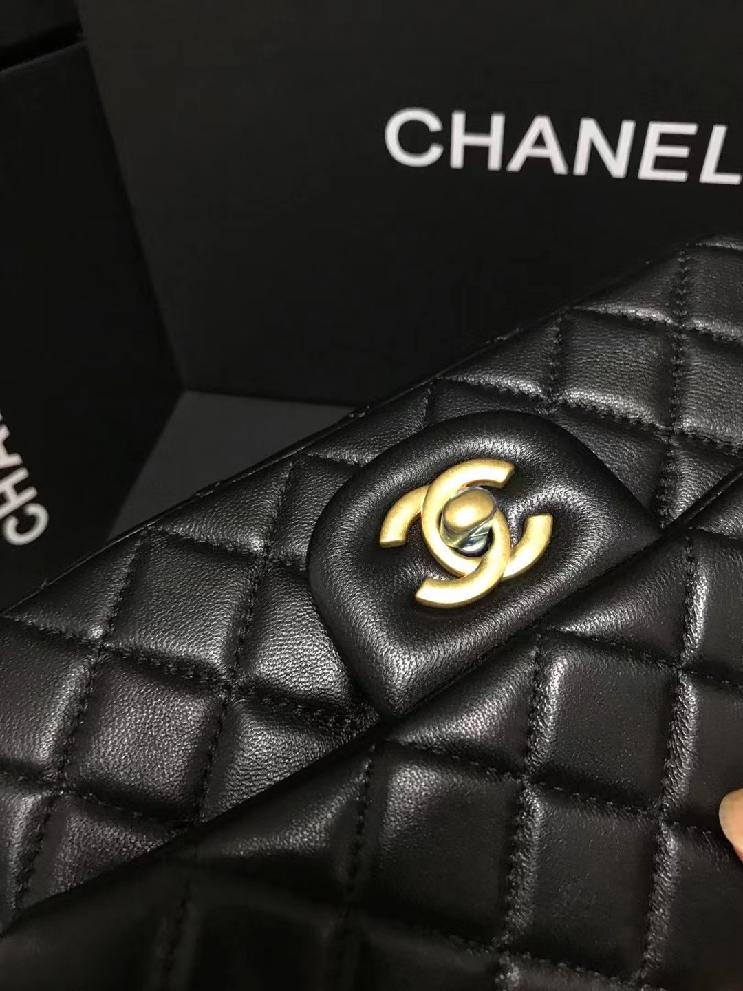 Chanel 升级版cf方胖子型号:AS1787简介: 质量 之作 华丽与气质的前沿 是你意想不到的尊贵