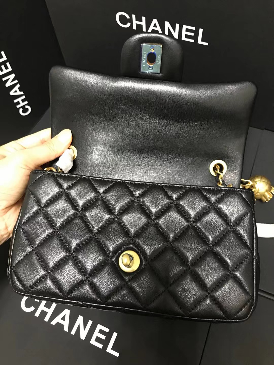Chanel 升级版cf方胖子型号:AS1787简介: 质量 之作 华丽与气质的前沿 是你意想不到的尊贵