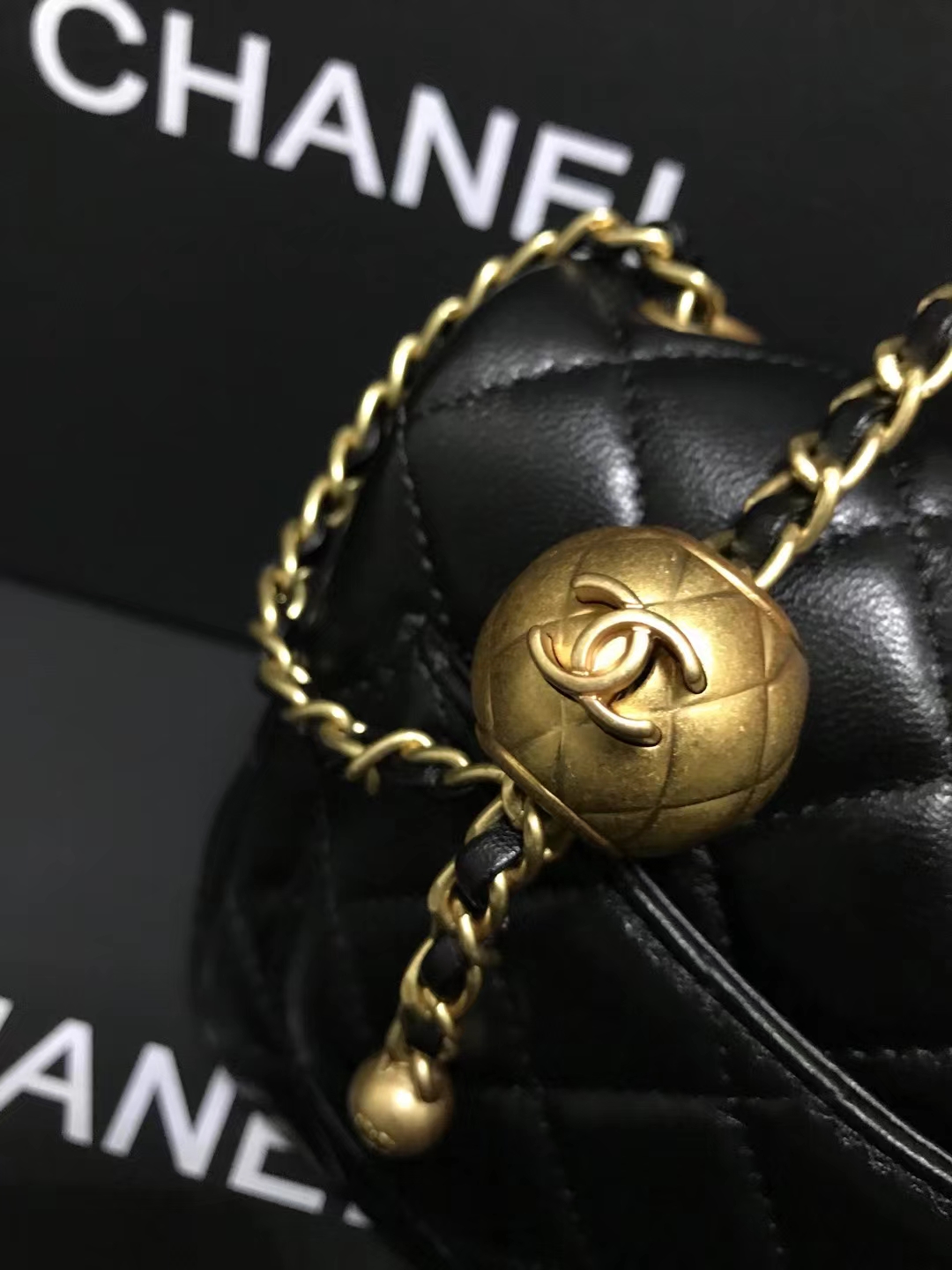 Chanel 升级版cf方胖子型号:AS1786简介: 质量 之作 华丽与气质的前沿 是你意想不到的尊贵