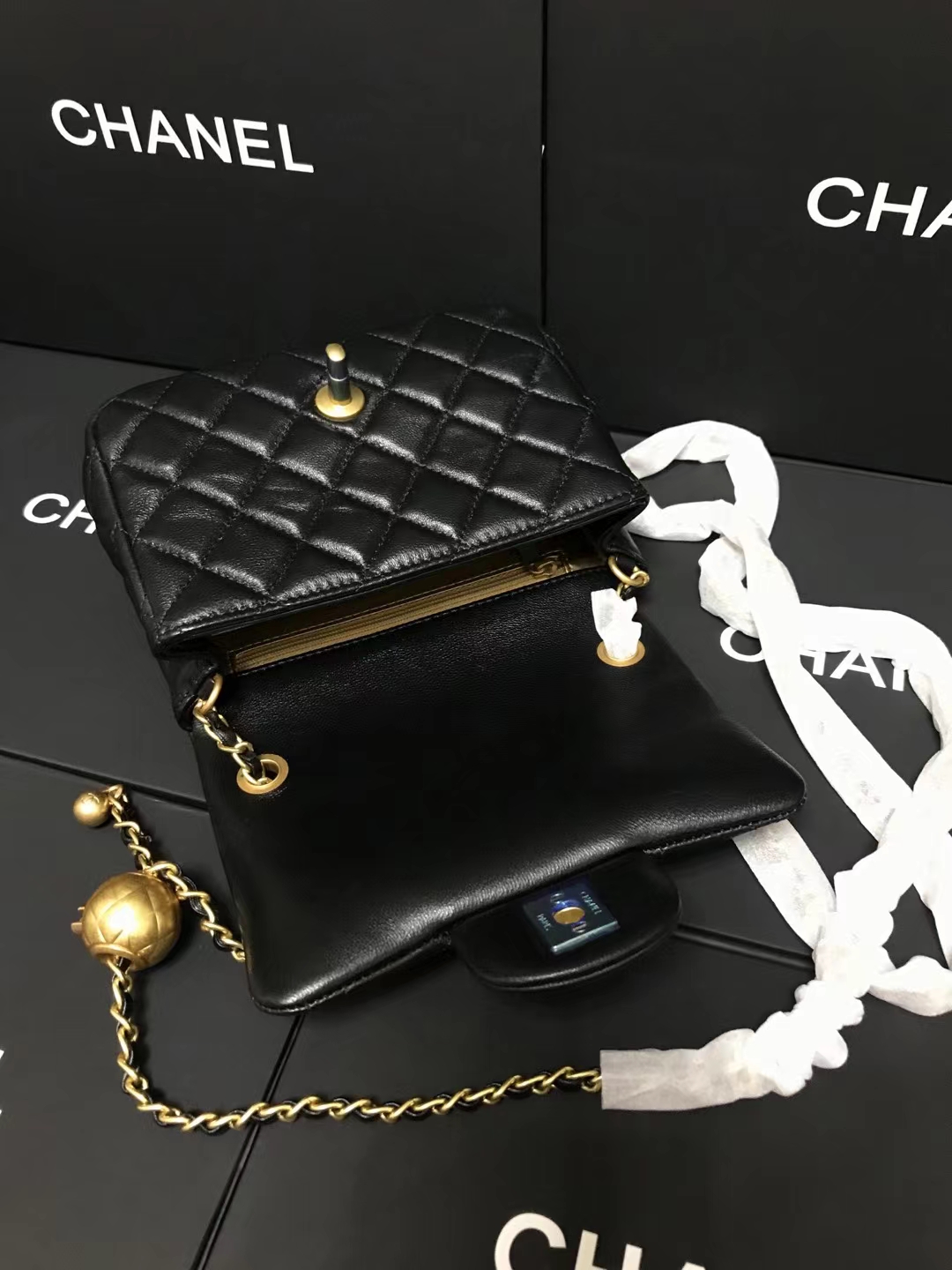 Chanel 升级版cf方胖子型号:AS1786简介: 质量 之作 华丽与气质的前沿 是你意想不到的尊贵